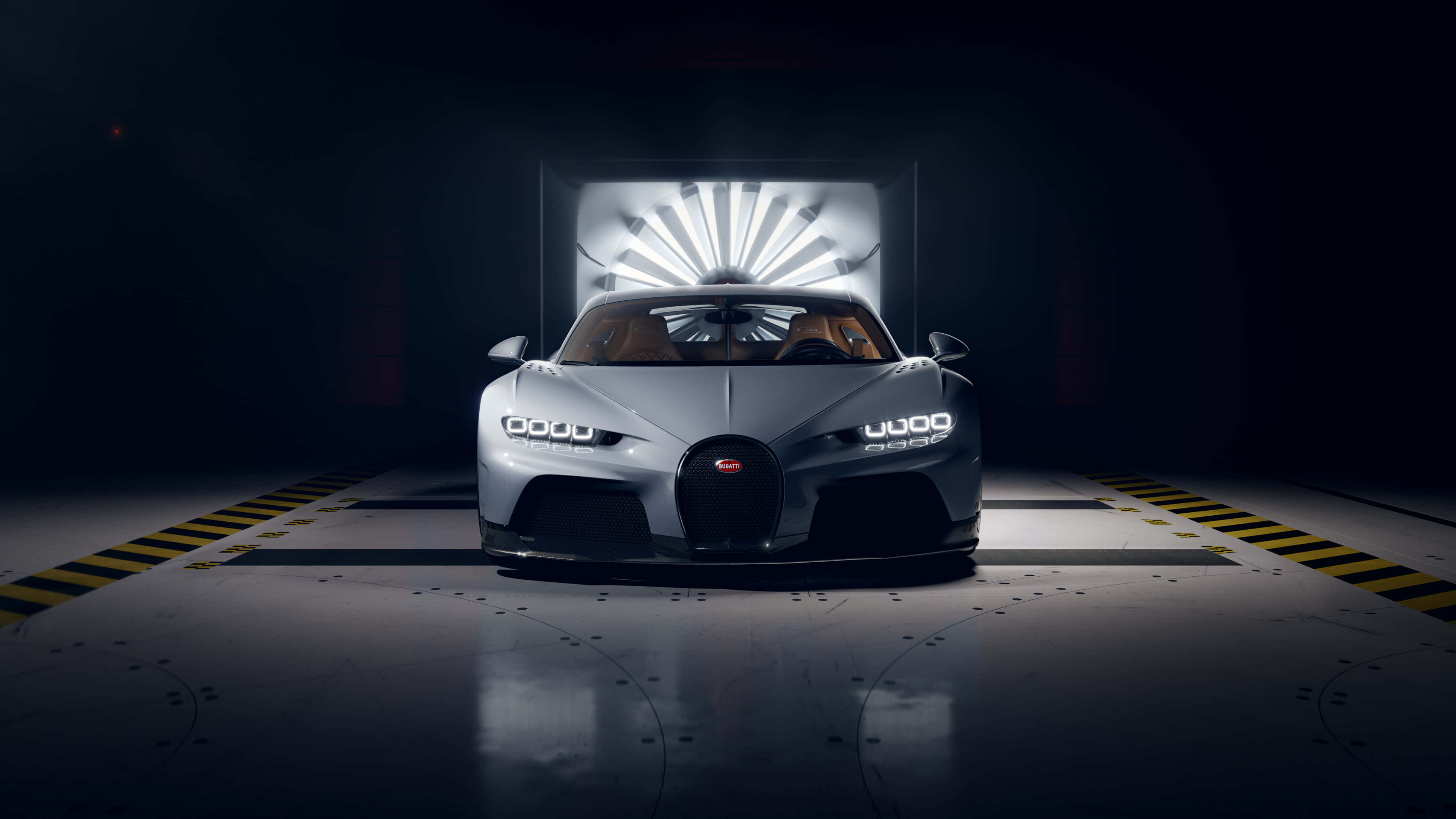 Rimac 桌布 壁紙 — 一輛時尚的銀色Bugatti Chiron Super Sport 300+在黑暗的工業車庫中，在戲劇性的工作室燈光下閃閃發光。