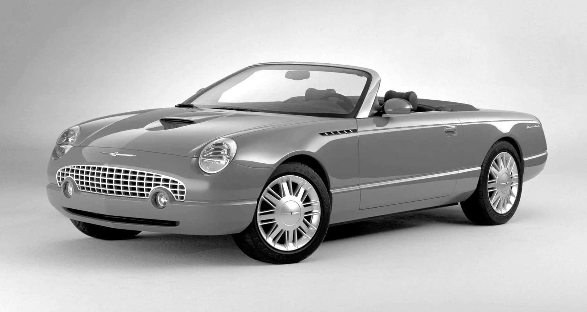 Ford Thunderbird 桌布 壁紙 — 一輛時尚的銀色敞篷跑車，帶有經典格柵和鍍鉻輪轂，在樸素的攝影棚背景下擺拍。