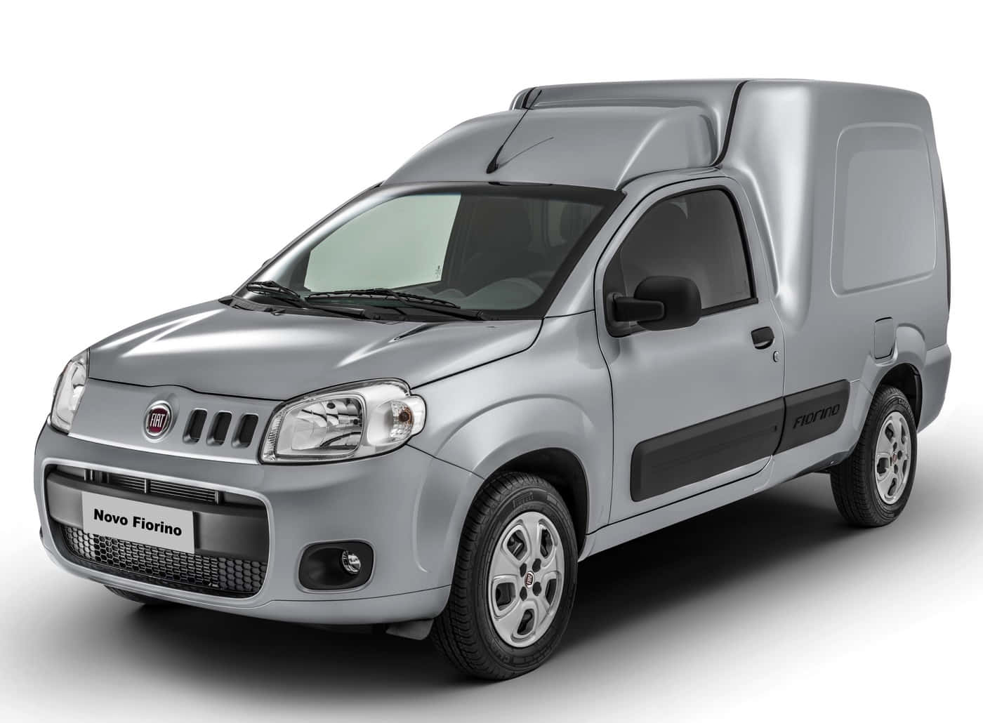 Fiat Fiorino 桌布 壁紙 — 一輛時尚的銀色Fiat Novo Fiorino客貨車在工作室燈光下展示，線條簡潔，設計現代。