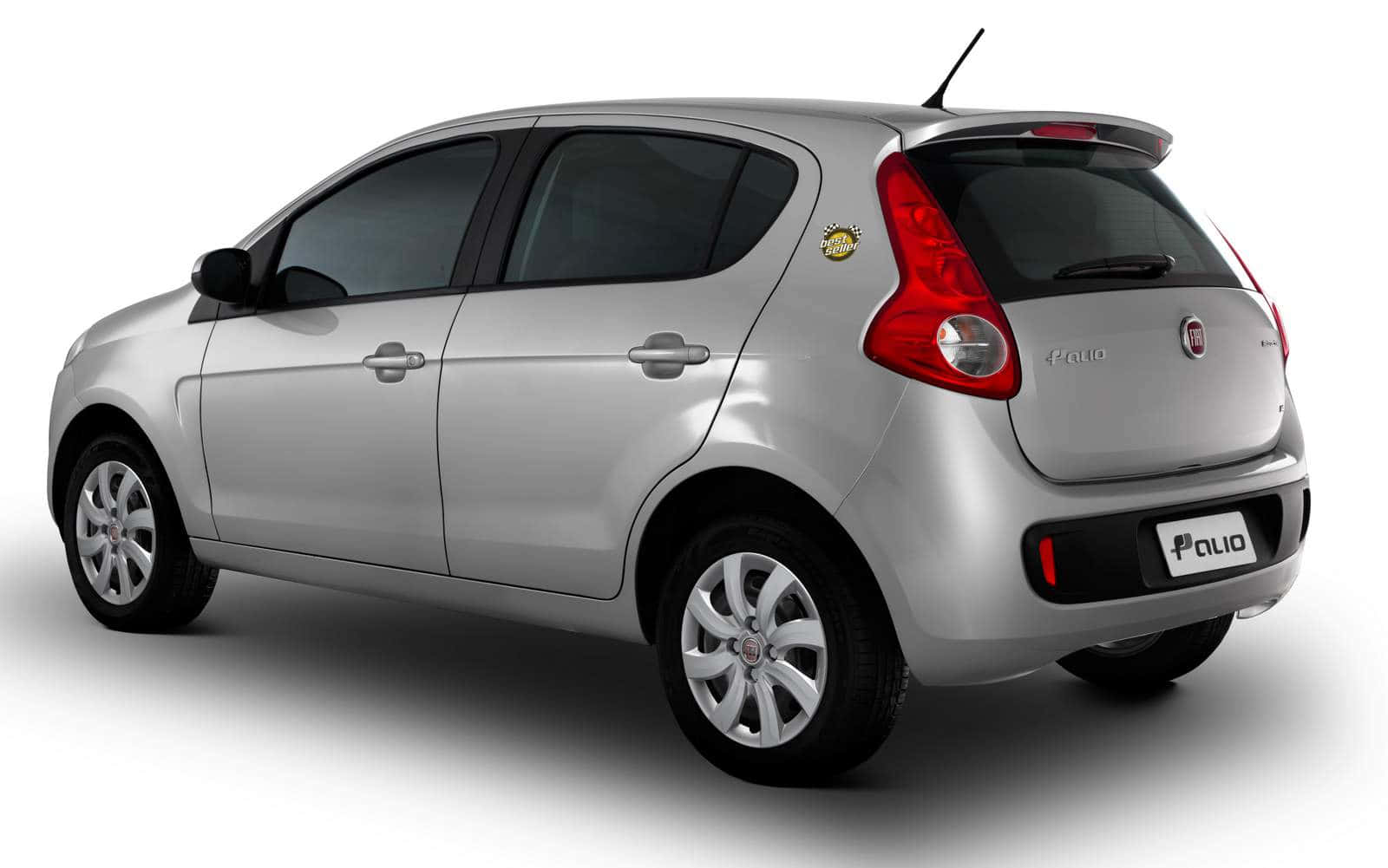 Fiat Palio 桌布 壁紙 — 一輛時尚的銀色Fiat Palio掀背車，在影樓燈光下展現簡潔線條和紅色尾燈。