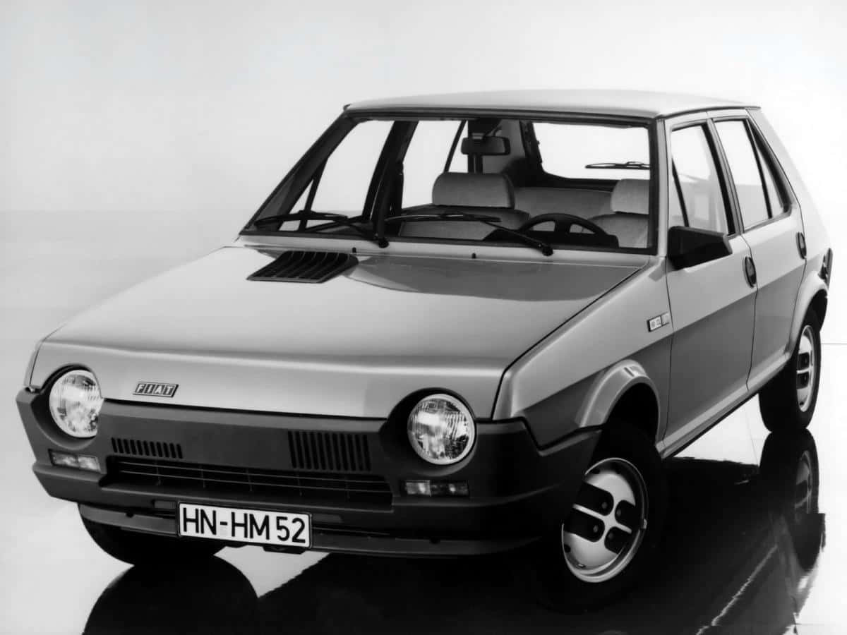 Fiat Ritmo 桌布 壁紙 — 一輛時尚的銀色 Fiat Panda 緊湊型汽車，在攝影棚內拍攝，配有反光地板和潔白背景。