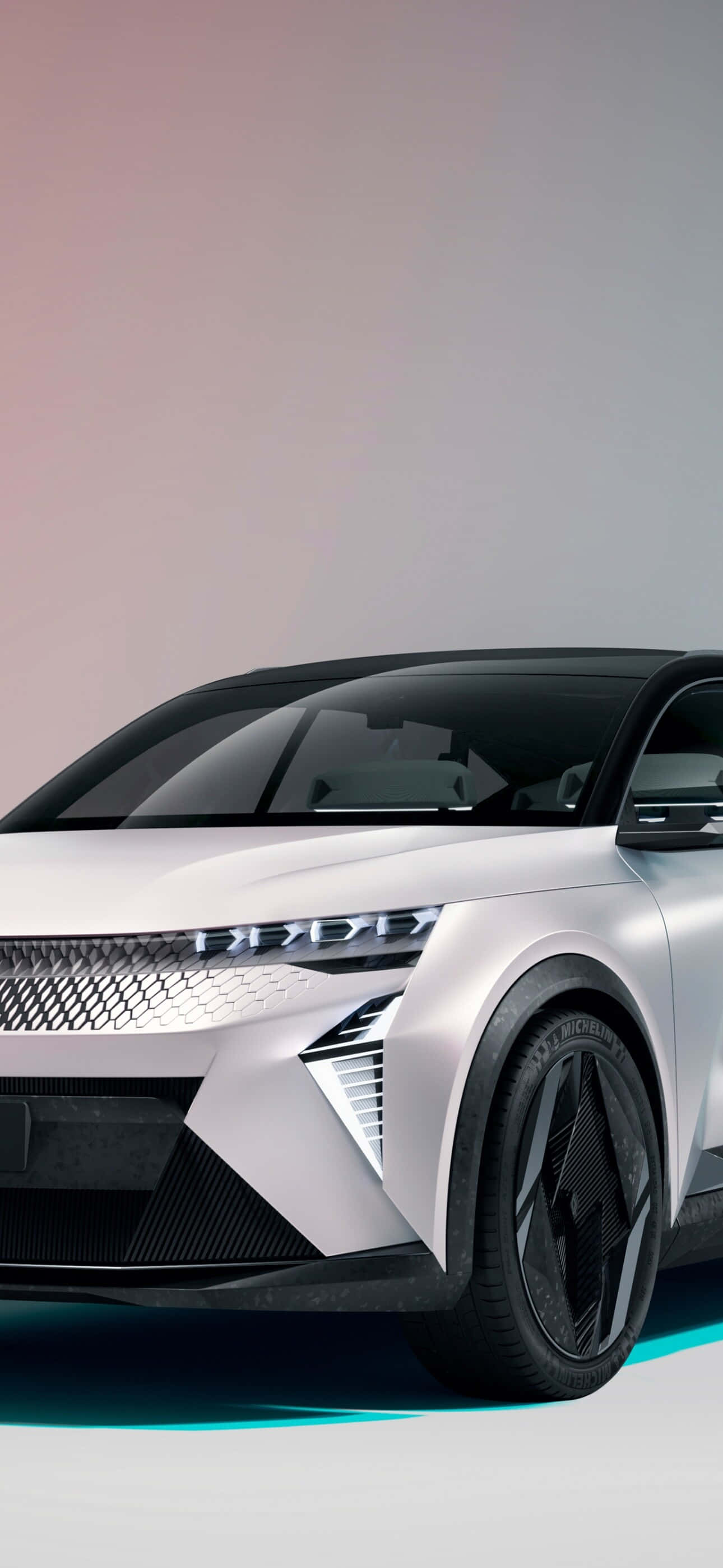 Renault Scenic 桌布 壁紙 — 流線型銀色未來感電動SUV，具有銳利棱角線條和藍色發光點綴，背景為柔和漸變色。