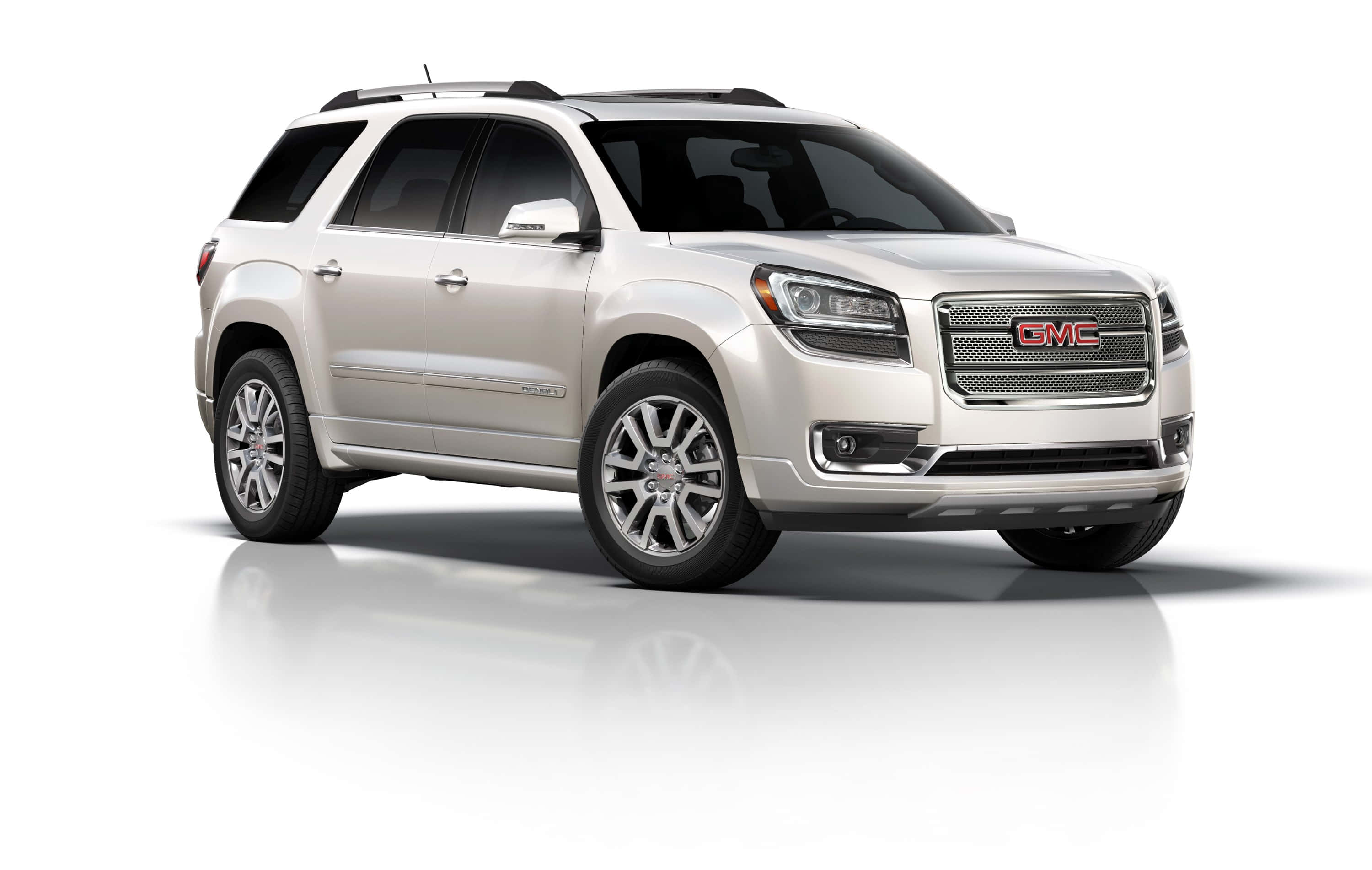 Gmc Acadia 桌布 壁紙 — 一輛時尚的銀色GMC Acadia SUV停在反射性白色工作室地板上，光線乾淨，細節銳利。