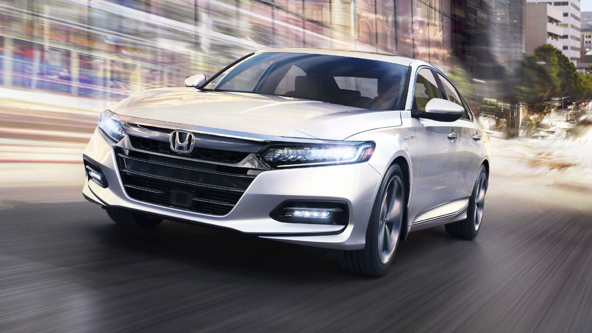 Honda Accord 桌布 壁紙 — 一輛時尚的銀色本田房車在模糊的城市街道上疾馳，動態模糊強調了速度。