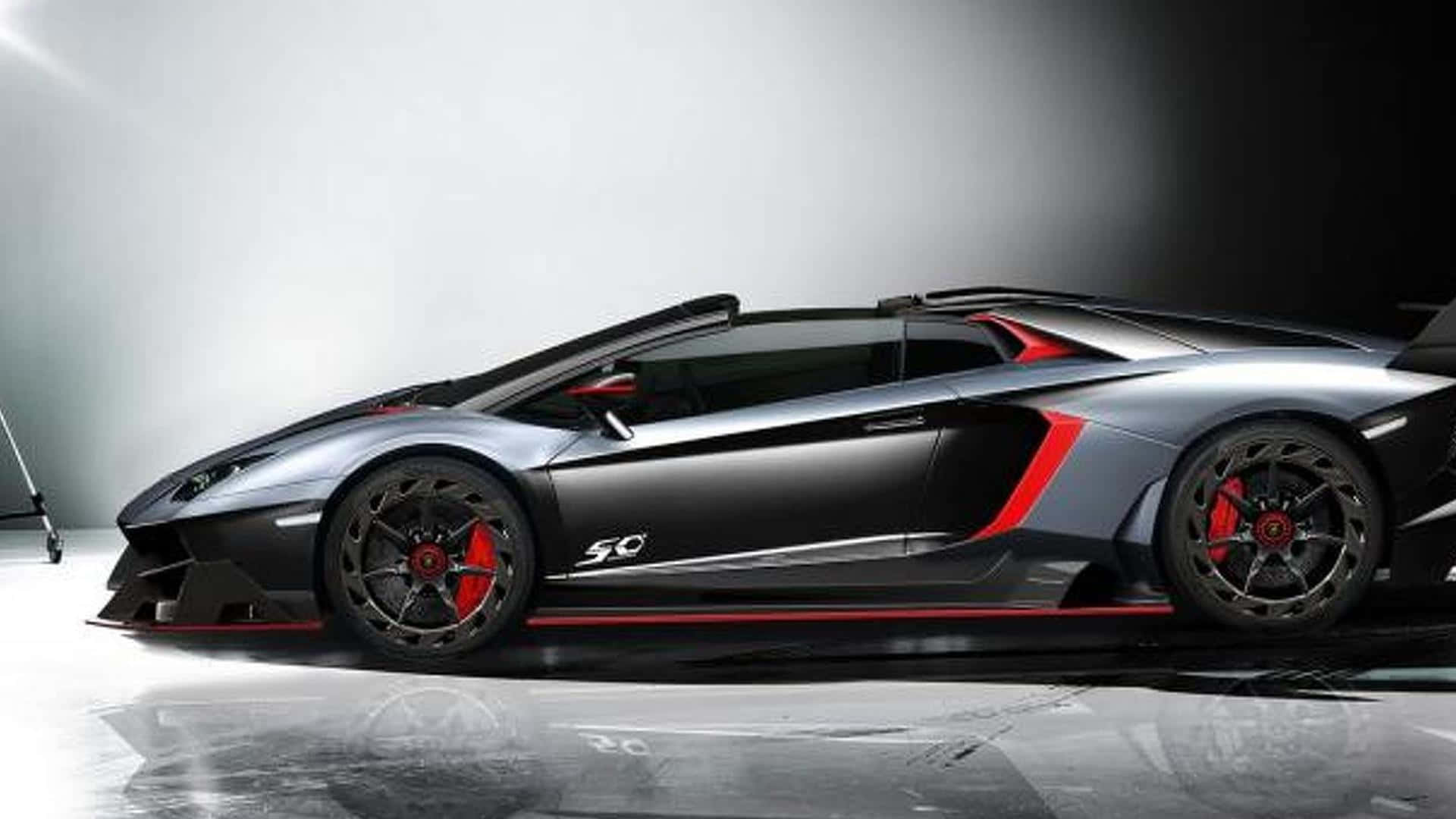 Lamborghini Veneno 桌布 壁紙 — 一輛時尚的銀色林寶堅尼 Aventador SVJ 50，帶有紅色點綴和黑色輪圈，在反射地板的攝影棚中擺拍。