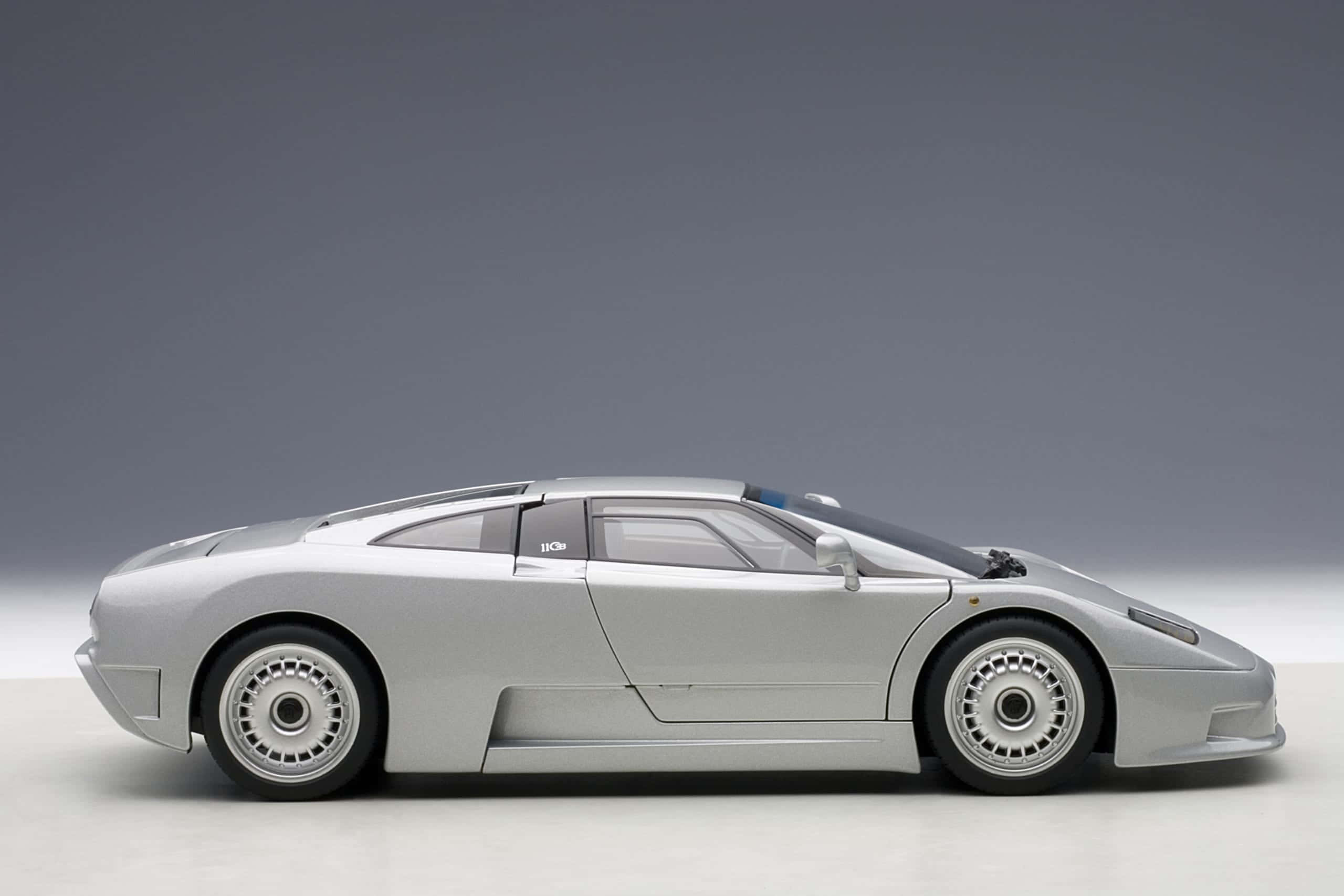 Bugatti Eb110 桌布 壁紙 — 一輛時尚的銀色林寶堅尼 Diablo SV 跑車，在極簡灰色工作室背景中以側面輪廓展示。