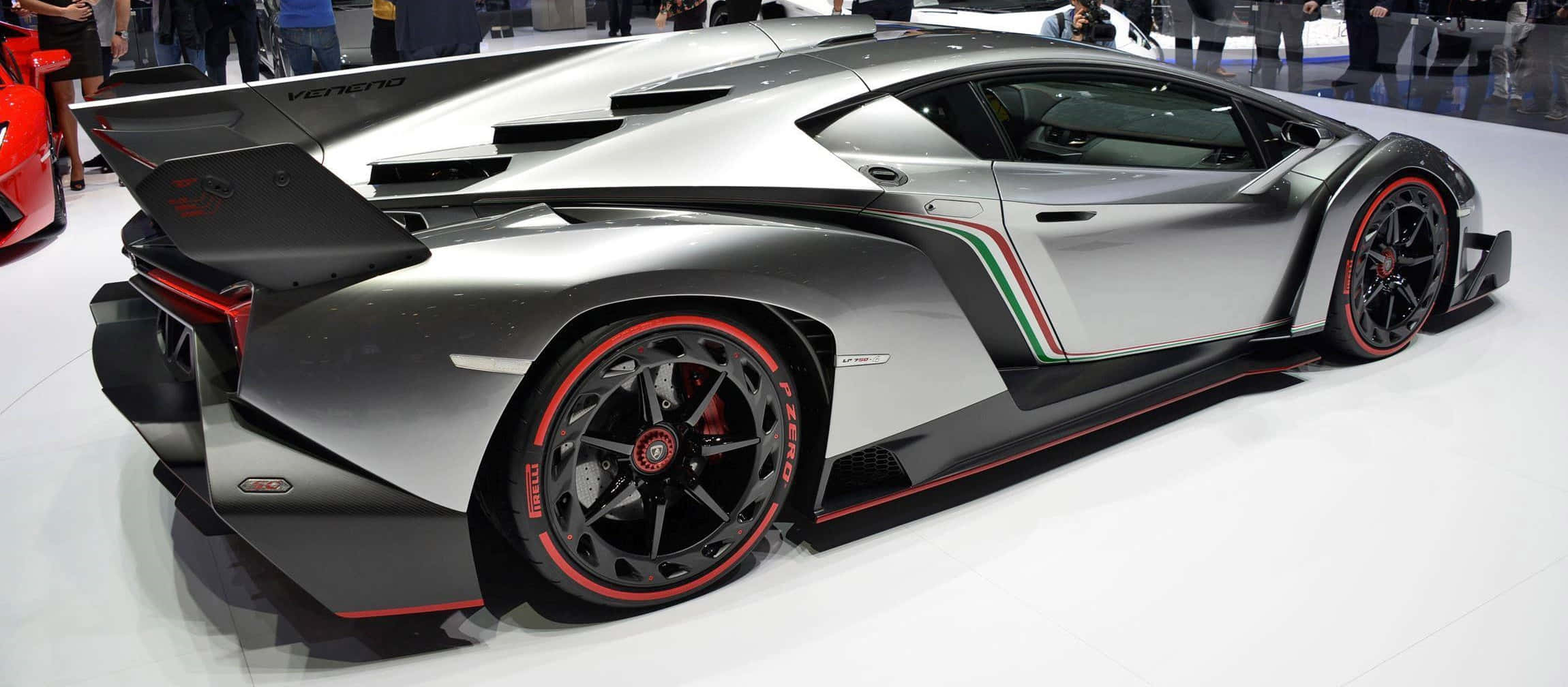 Lamborghini Veneno 桌布 壁紙 — 一輛時尚的銀色林寶堅尼 Veneno，帶有紅色點綴和意大利國旗條紋，在車展上展出。