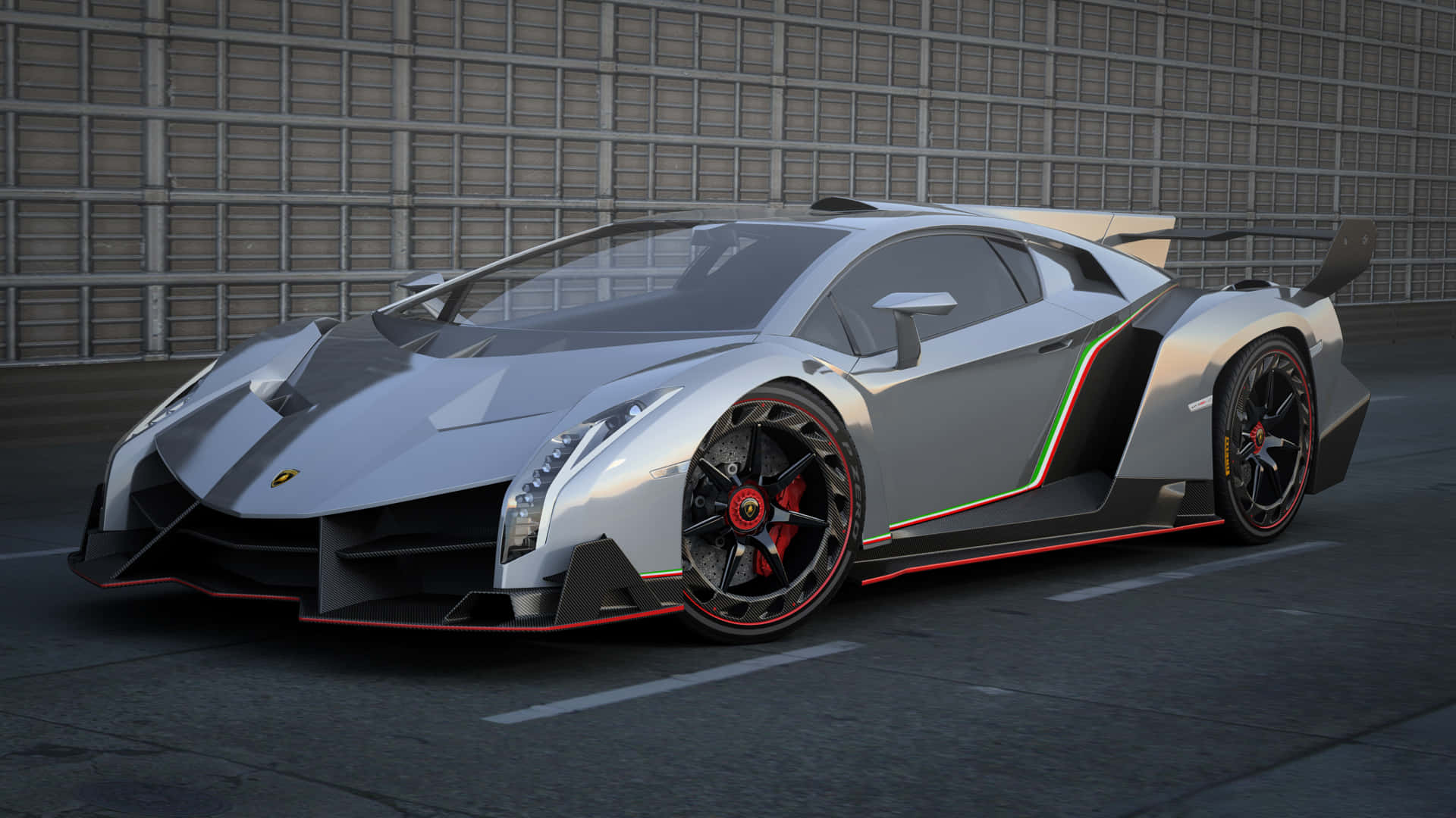 Lamborghini Veneno 桌布 壁紙 — 一輛時尚的銀色林寶堅尼 Veneno，帶有紅色和綠色點綴，停在混凝土賽道上，背景是網格牆。
