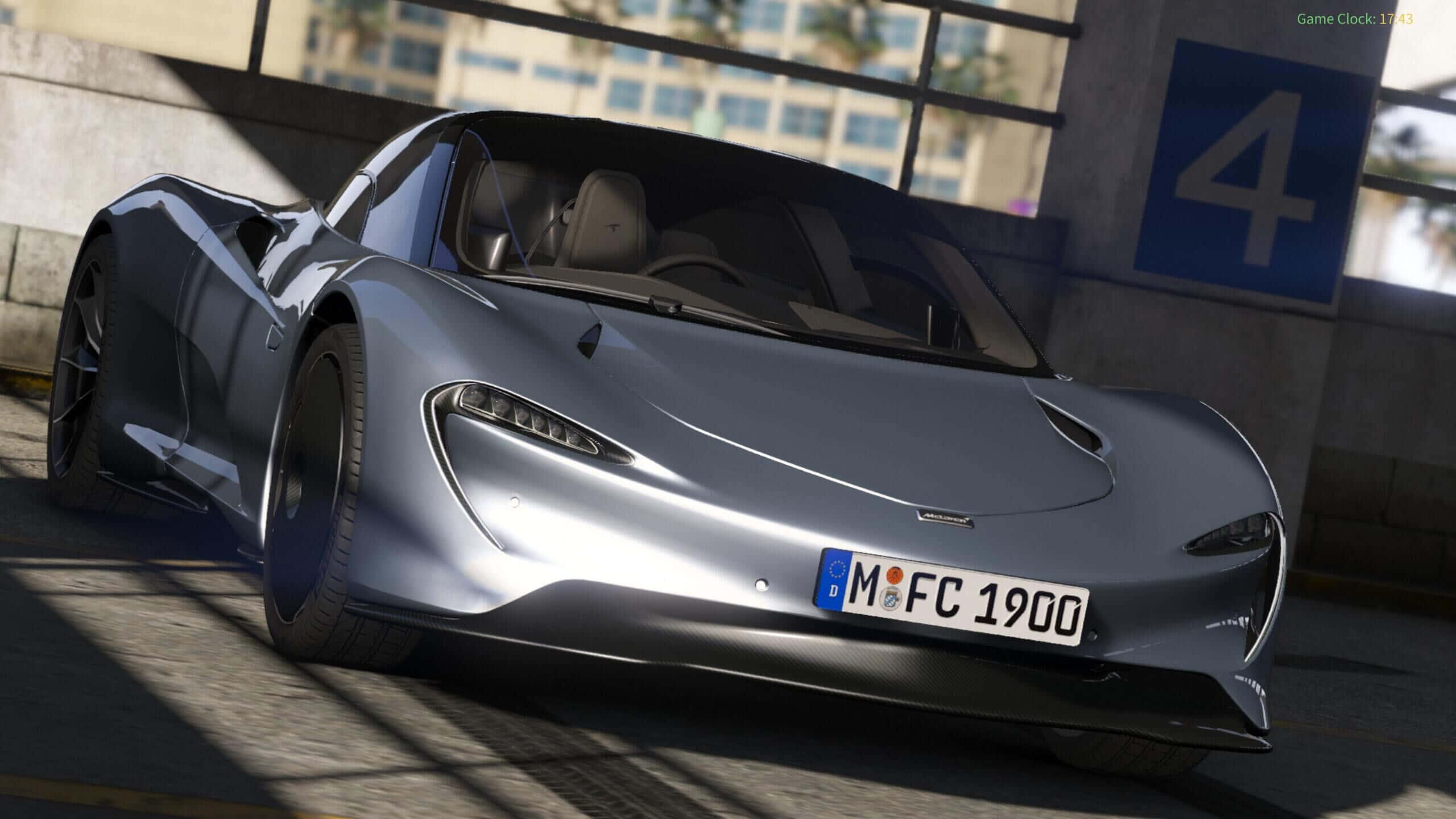 Mclaren Speedtail 桌布 壁紙 — 一架時尚的銀色McLaren跑車停泊在陽光普照的現代城市車庫中，帶有藍色數字標誌。