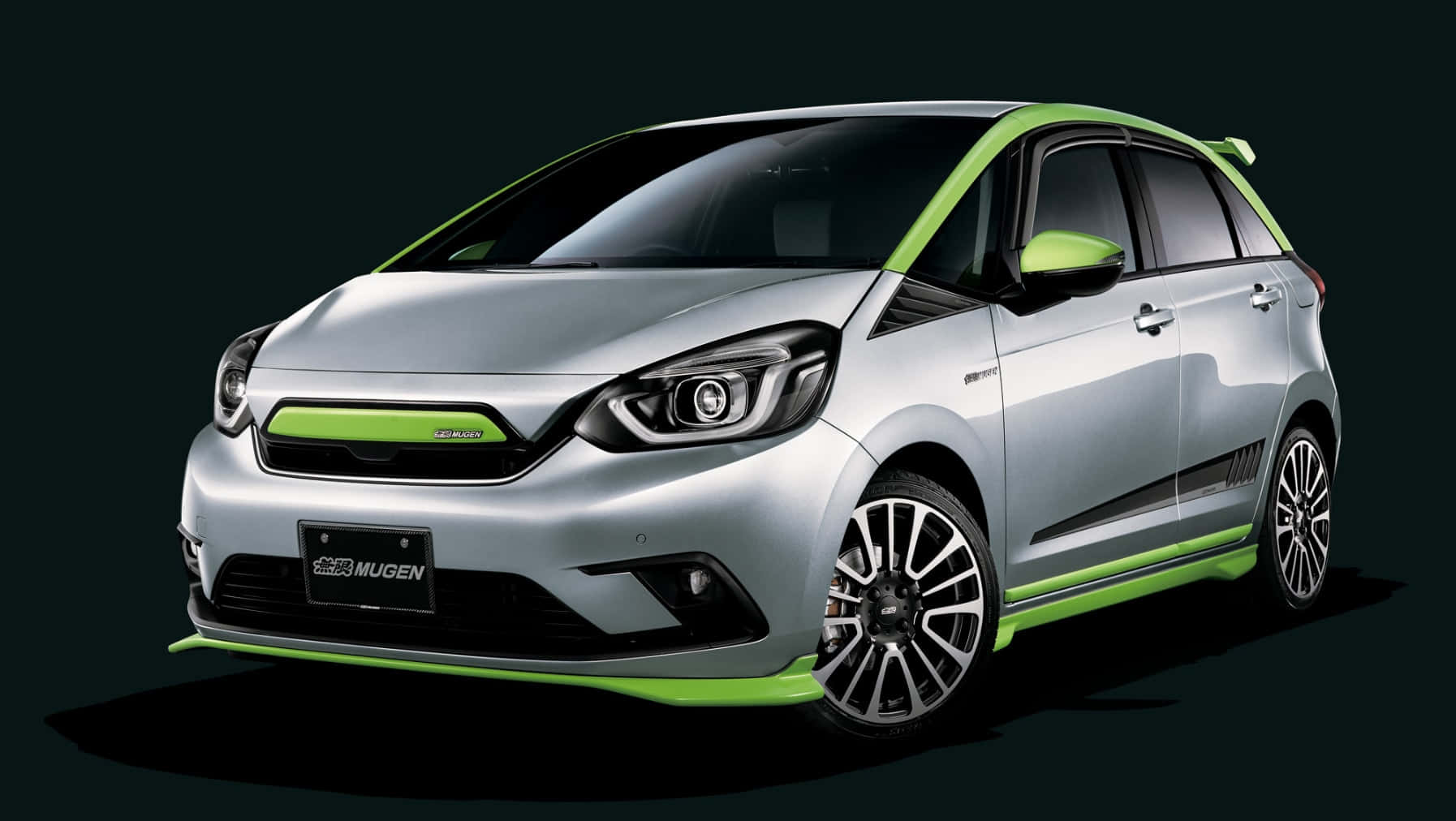 Honda Fit 桌布 壁紙 — 一輛時尚的銀色MUGEN改裝掀背車，帶有鮮綠色點綴和運動型合金輪圈，背景為深色工作室。
