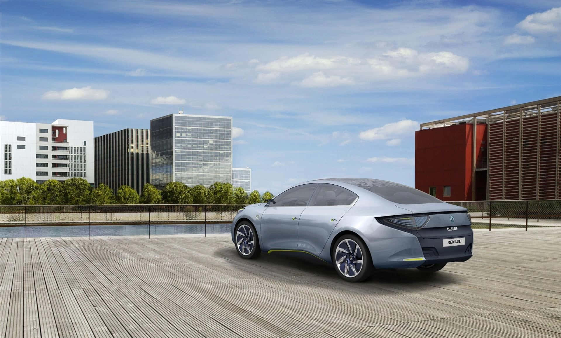 Renault Fluence 桌布 壁紙 — 一輛時尚的銀色雷諾概念車停在木質甲板上，背景是現代建築和藍天。