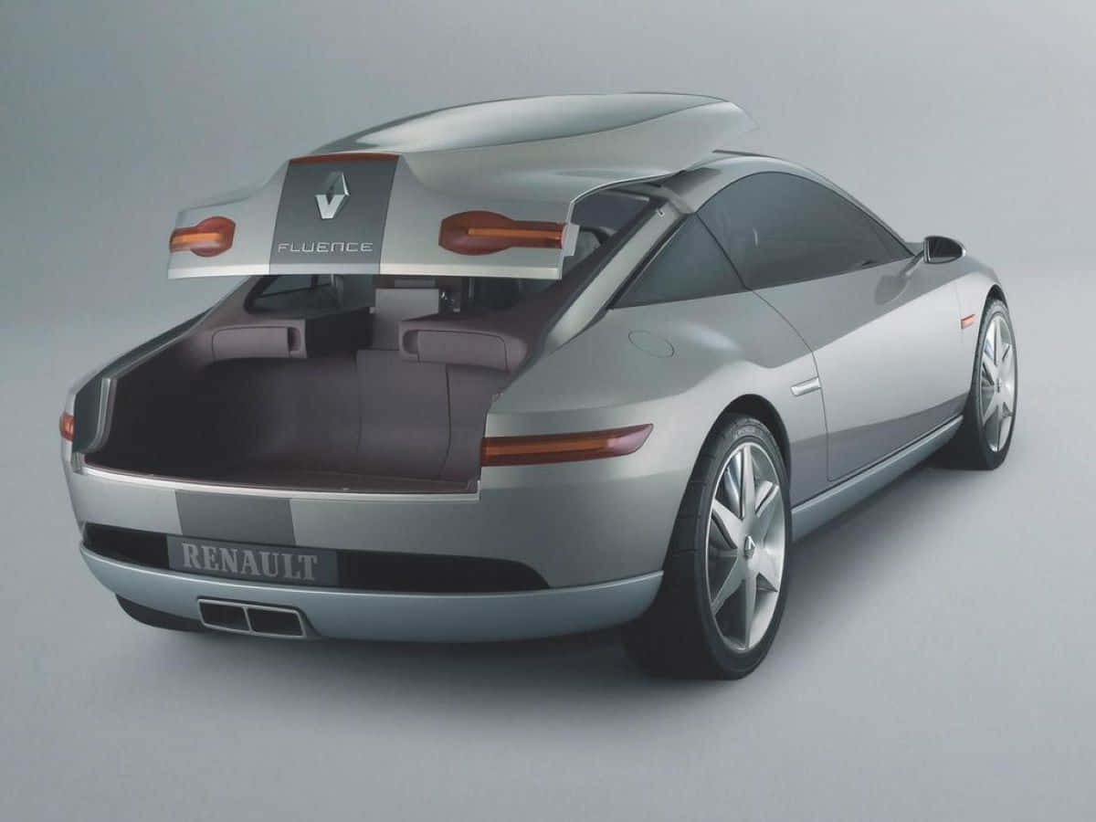 Renault Fluence 桌布 壁紙 — 一架流線型銀色雷諾Flulence概念車，尾門打開，在簡約的車廂內部襯托下，背景為中性工作室。
