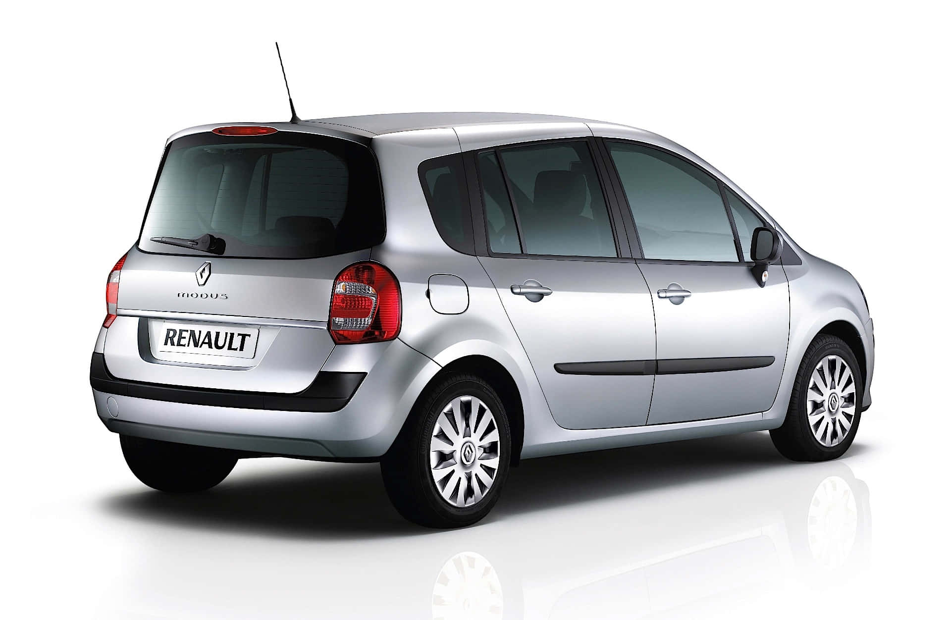 Renault Modus 桌布 壁紙 — 在工作室燈光下，以潔白背景和微妙反射呈現的時尚銀色雷諾Modus緊湊型MPV。