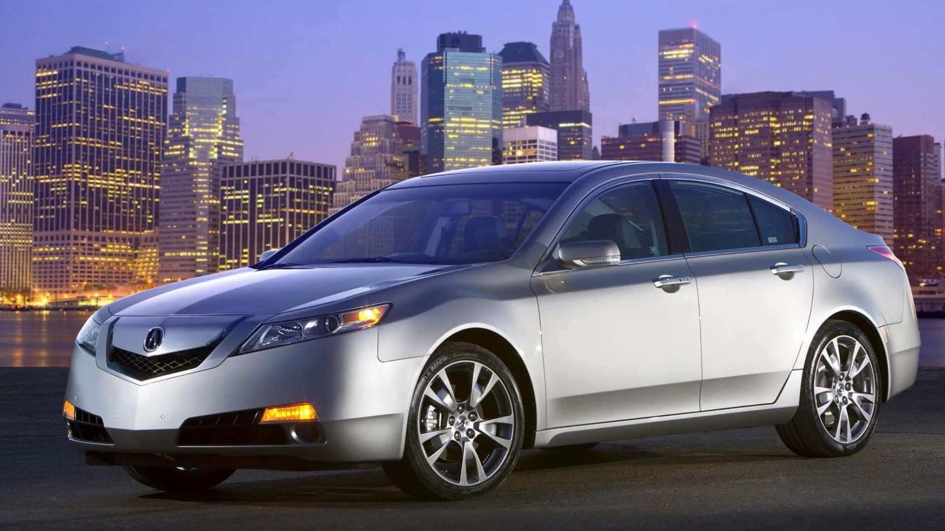 Acura Tl 桌布 壁紙 — 一輛時尚的銀色轎車停泊在黃昏時分閃爍的城市天際線前。