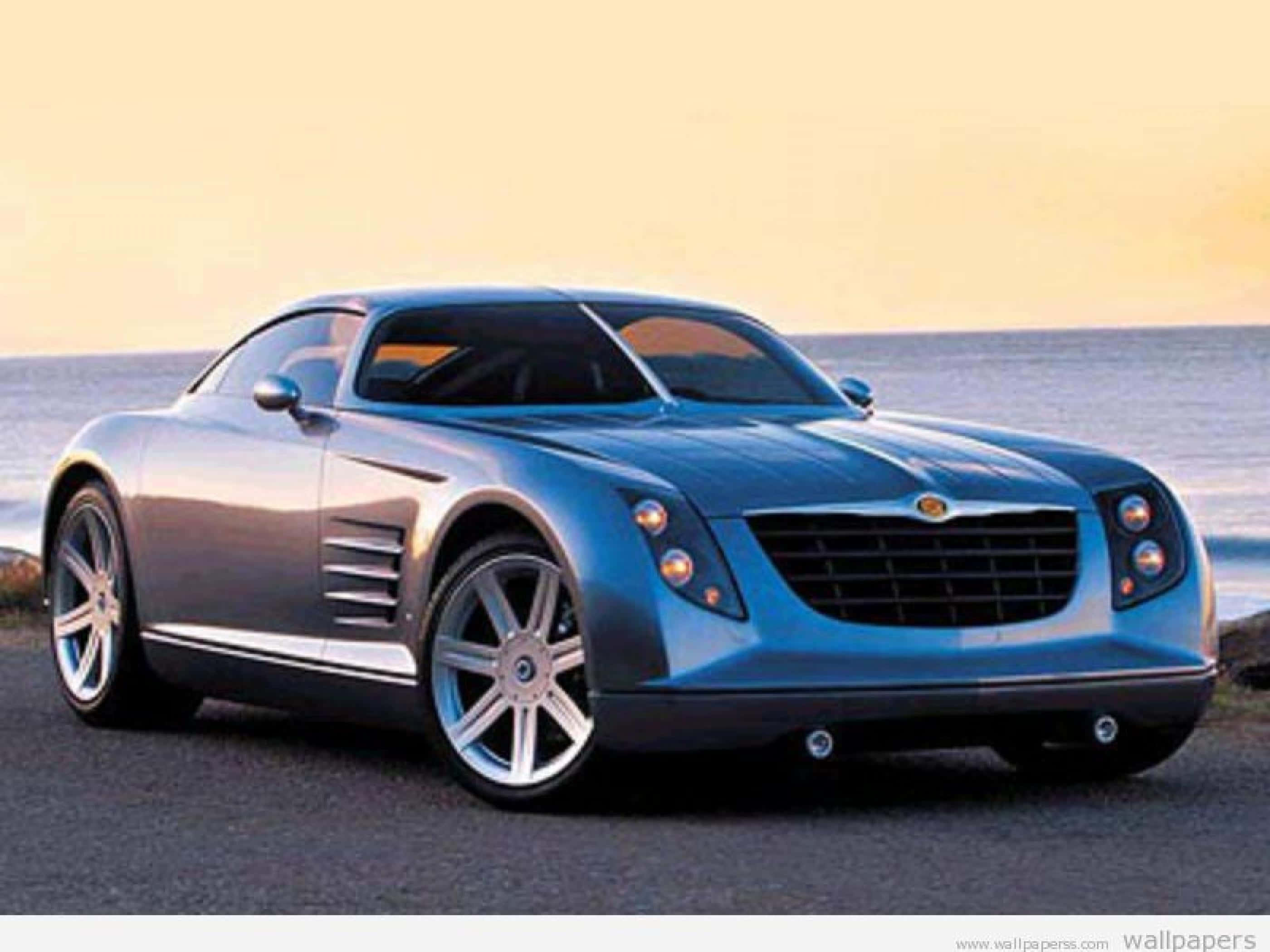Chrysler Crossfire 桌布 壁紙 — 一輛時尚的銀色跑車帶有鍍鉻裝飾，停在黃金時段的海岸公路上，背景是海浪。
