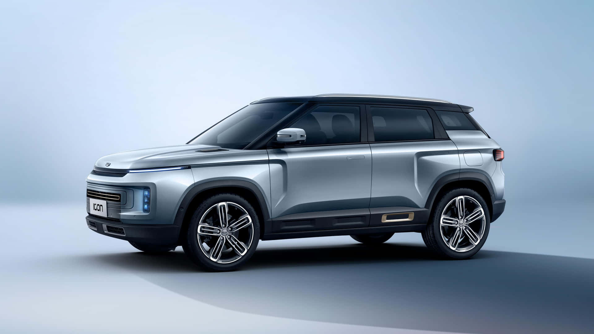  壁紙 — 一輛時尚的銀色SUV，採用未來主義設計和發光的藍色車頭燈，在極簡漸變背景前蓄勢待發。
