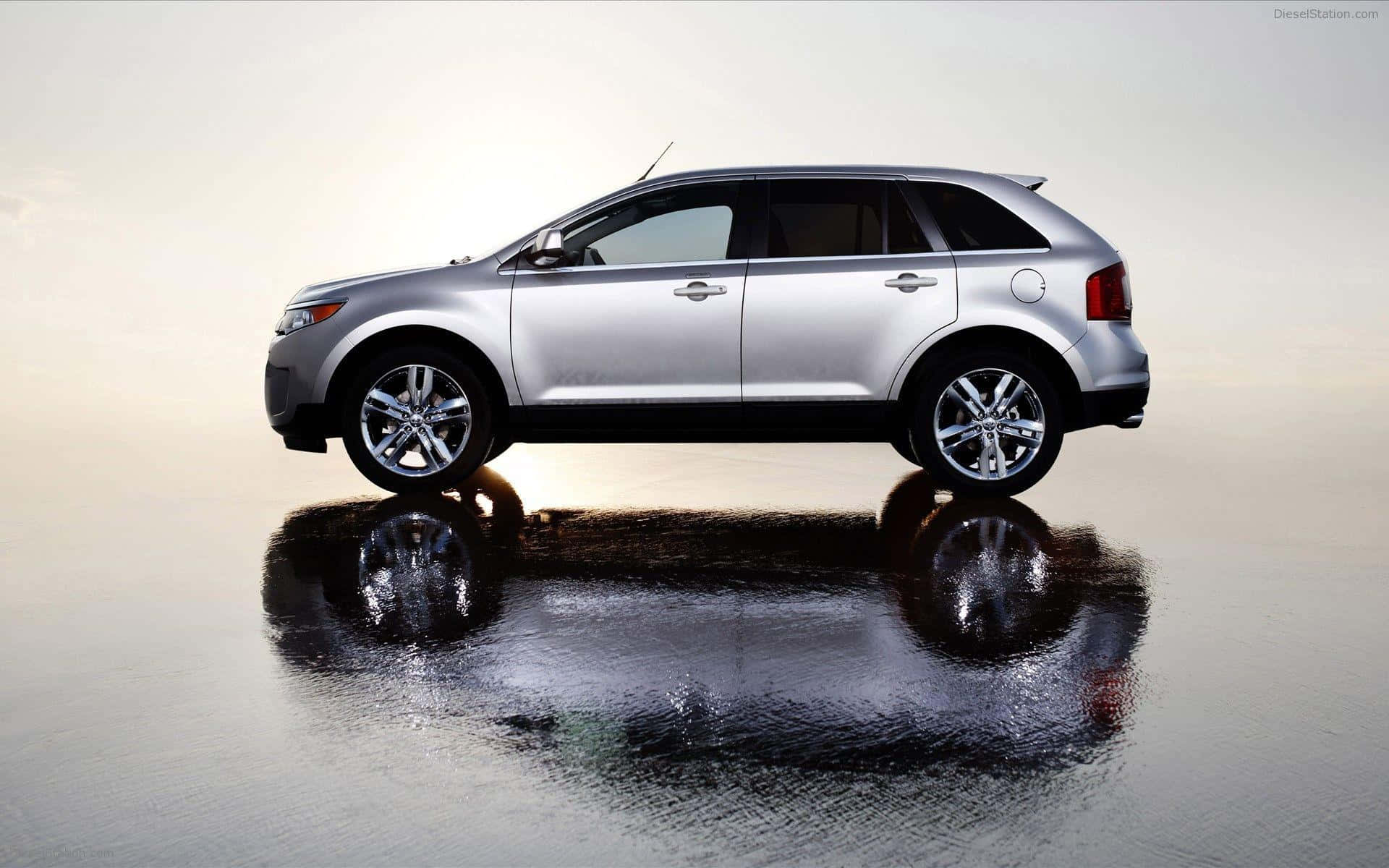 Ford Edge 桌布 壁紙 — 一輛時尚的銀色SUV在柔和漫射光下，立於反射的濕滑表面上。
