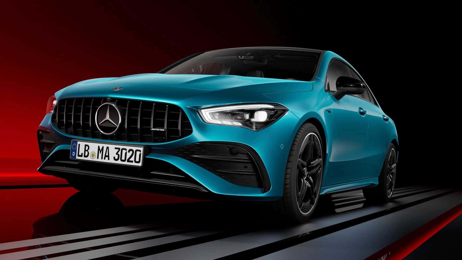 Mercedes Benz Cla-class 桌布 壁紙 — 一輛時尚的藍綠色梅賽德斯-AMG A35跑車在攝影棚燈光下閃耀，背景為戲劇性的紅黑色。