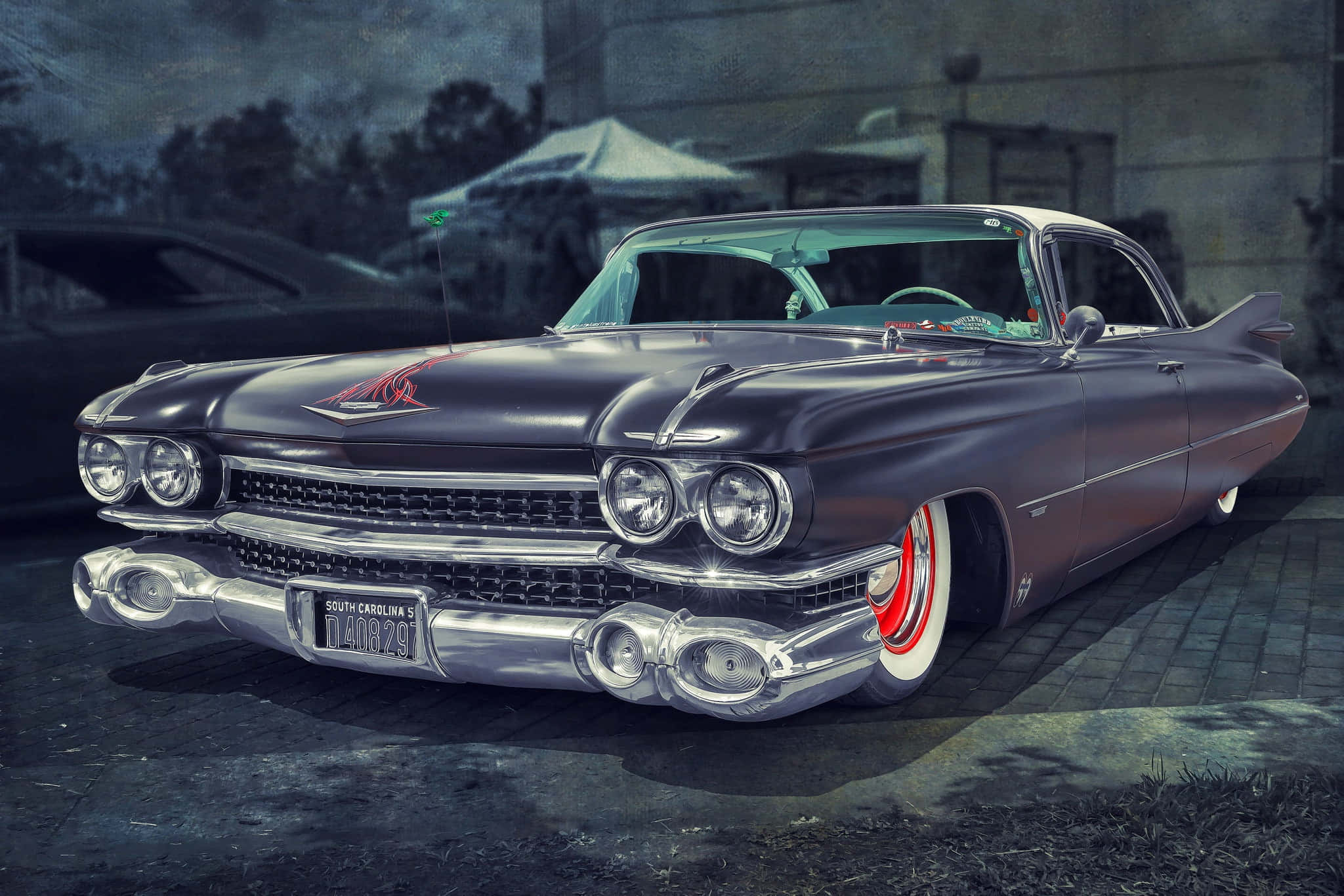 Cadillac Fleetwood 桌布 壁紙 — 一輛時尚的復古凱迪拉克，帶有鍍鉻裝飾和紅色輪圈，在憂鬱的暮色燈光下閃閃發光。