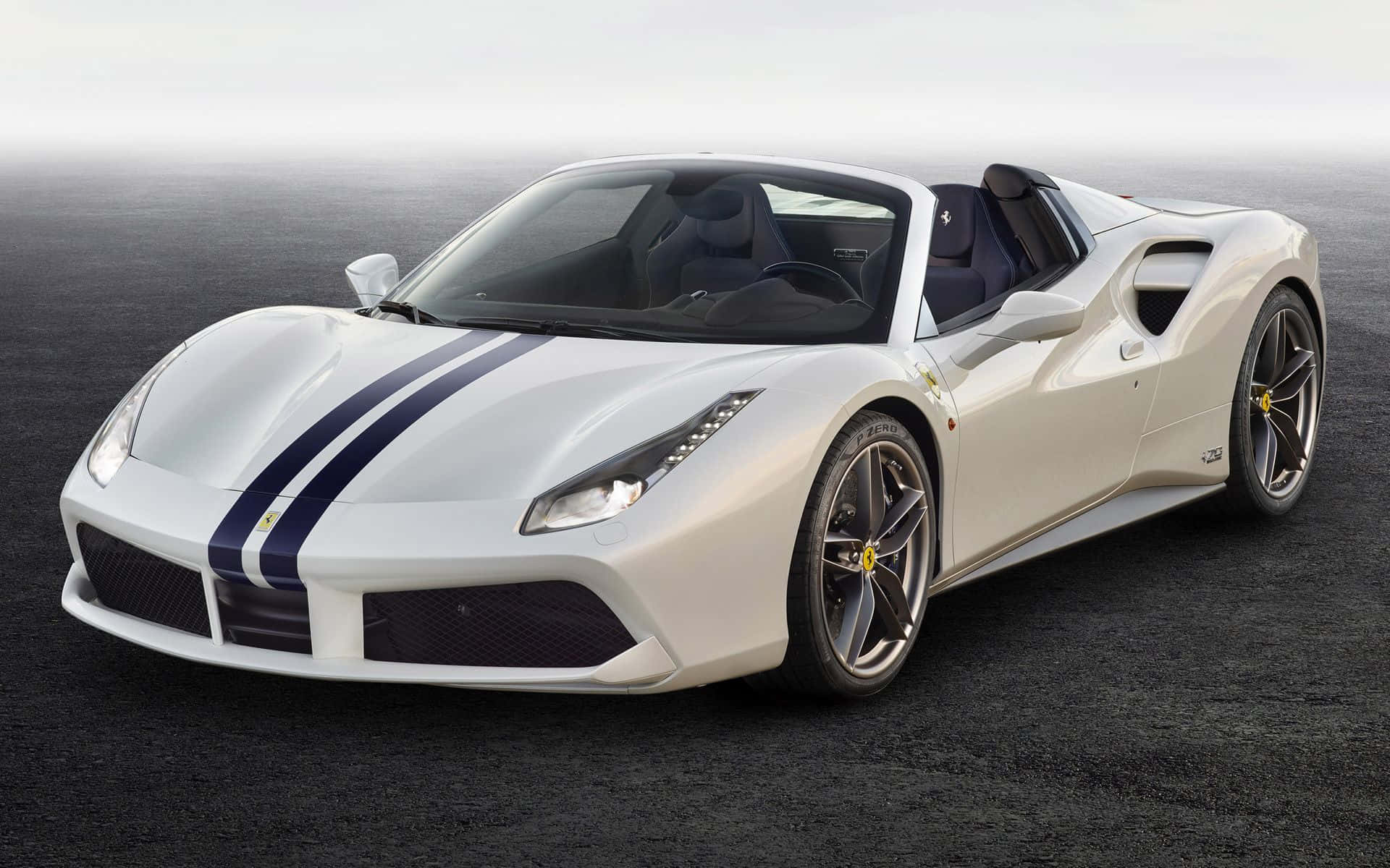 Ferrari 488 Spider 桌布 壁紙 — 一輛時尚的白色法拉利敞篷車帶有藍色賽車條紋，在柔和的日光下在深色瀝青路面上閃閃發光。