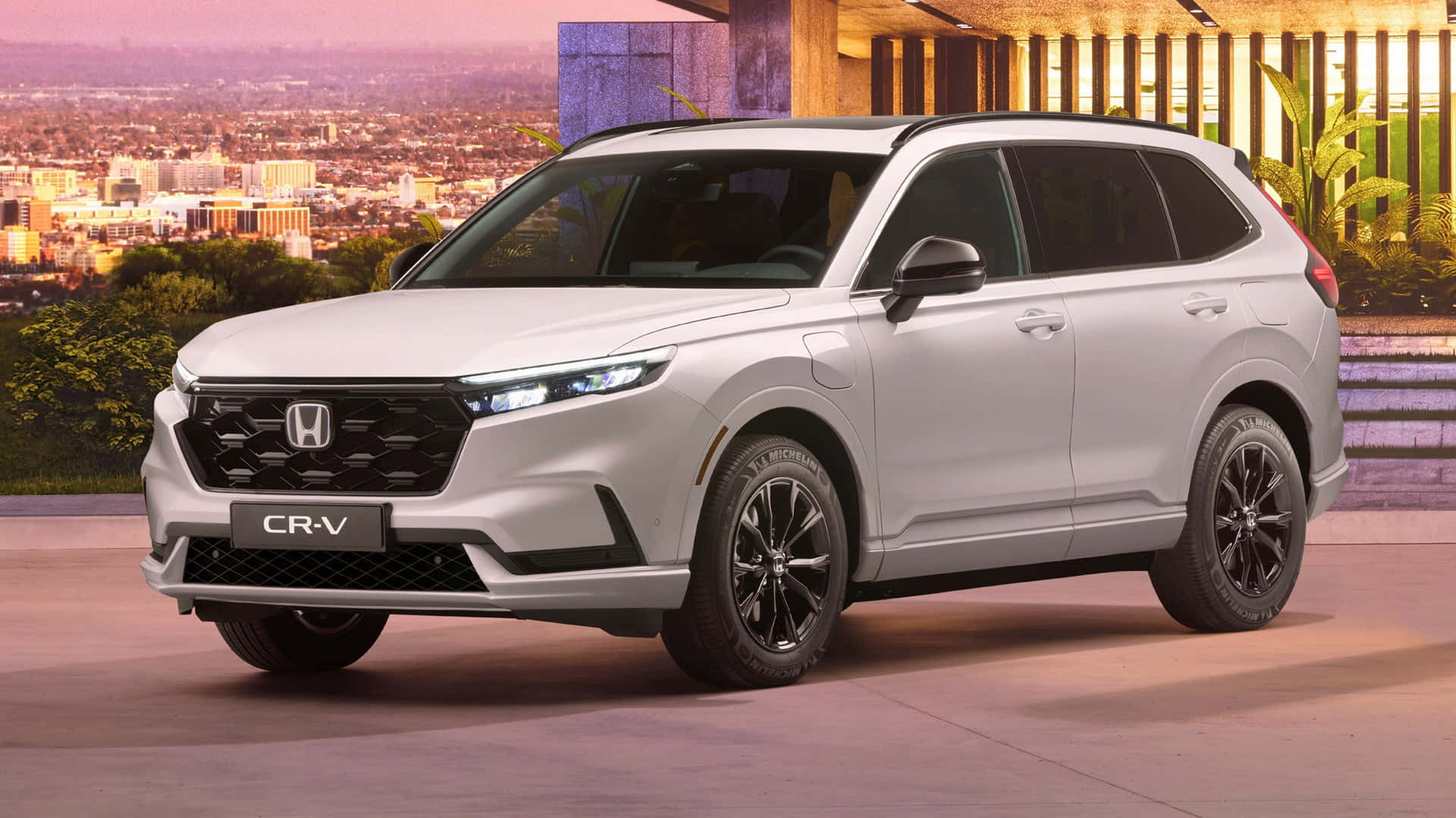Honda Cr-v 桌布 壁紙 — 一架時尚的白色本田 CR-V SUV 停泊在現代化的屋頂上，背後是廣闊的城市景觀，在金色的夕陽中閃耀。