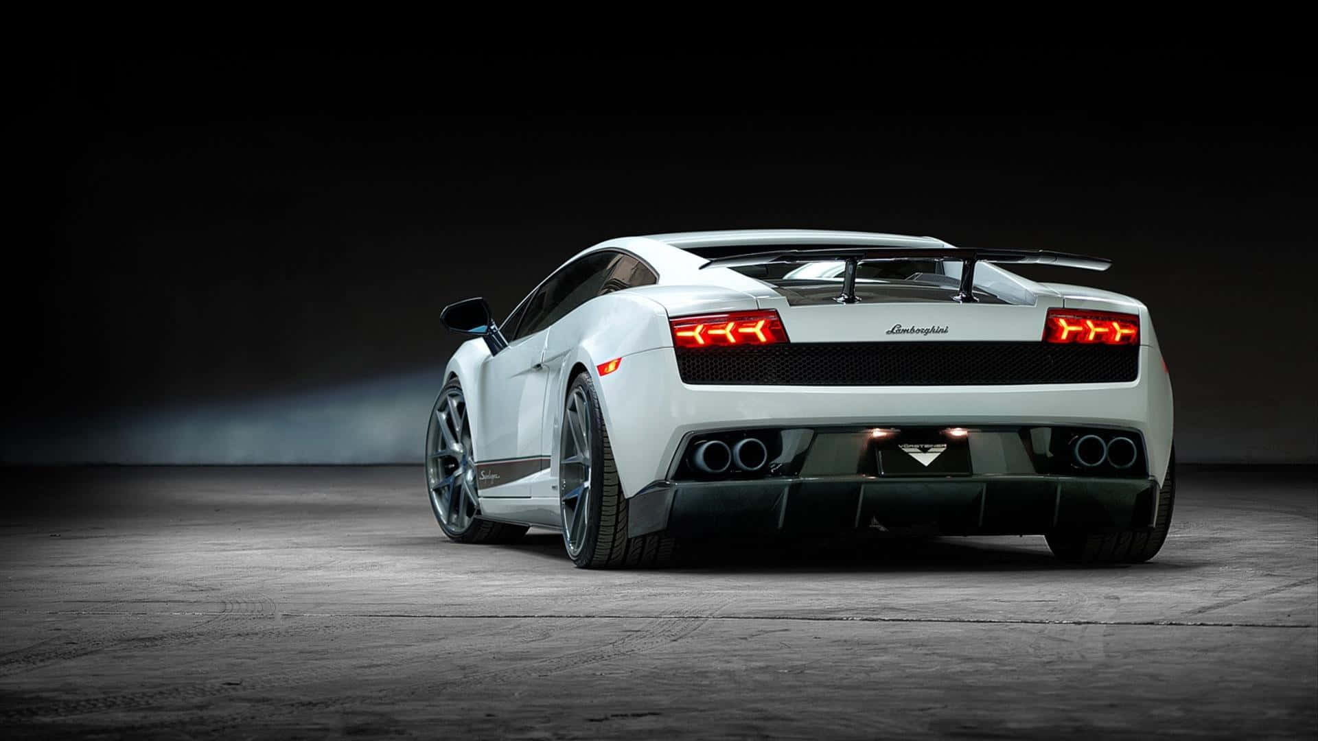 Lamborghini Murciélago 桌布 壁紙 — 一輛白色林寶堅尼Gallardo的優雅車尾視圖，紅色尾燈在黑暗的攝影棚背景下發光。