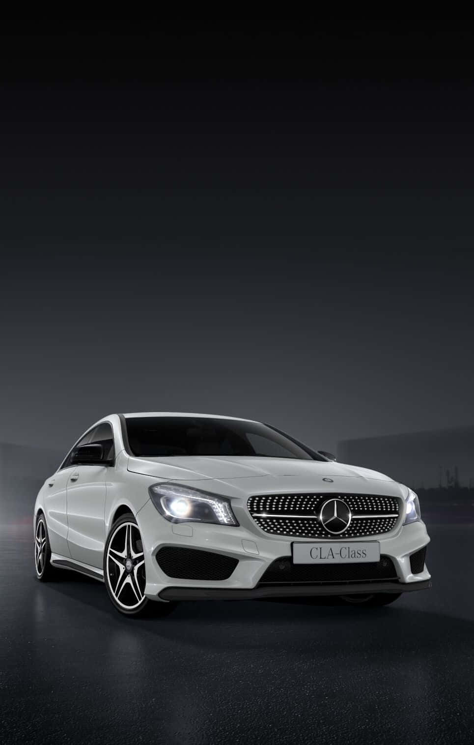 Mercedes Benz Cla-class 桌布 壁紙 — 一輛時尚的白色平治CLA-Class轎跑車在攝影棚燈光下，在深色漸變背景上閃閃發光。
