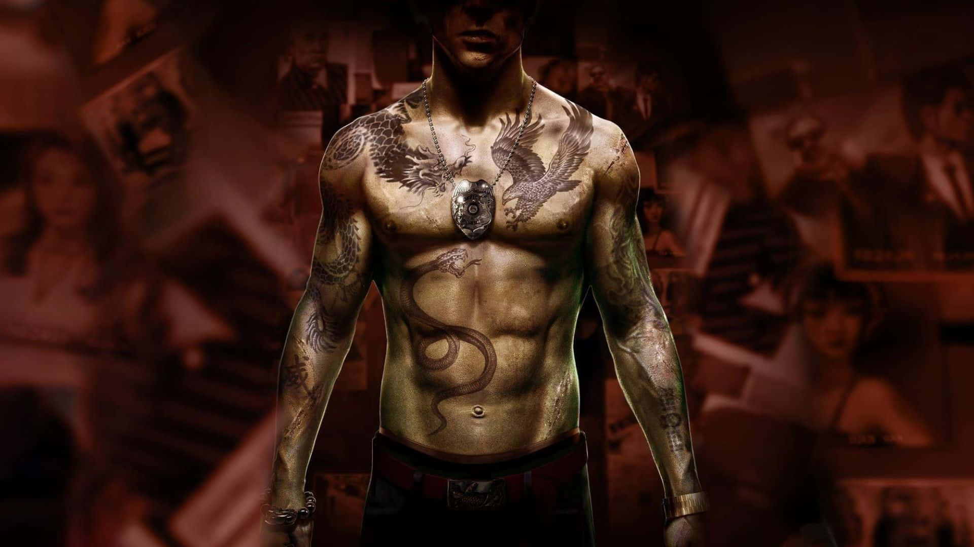 高畫質《Sleeping Dogs》韋森肌肉紋身背景 壁紙 — 一名有紋身的男子戴著警徽項鍊，站在暖紅色調的模糊面孔拼貼畫前。
