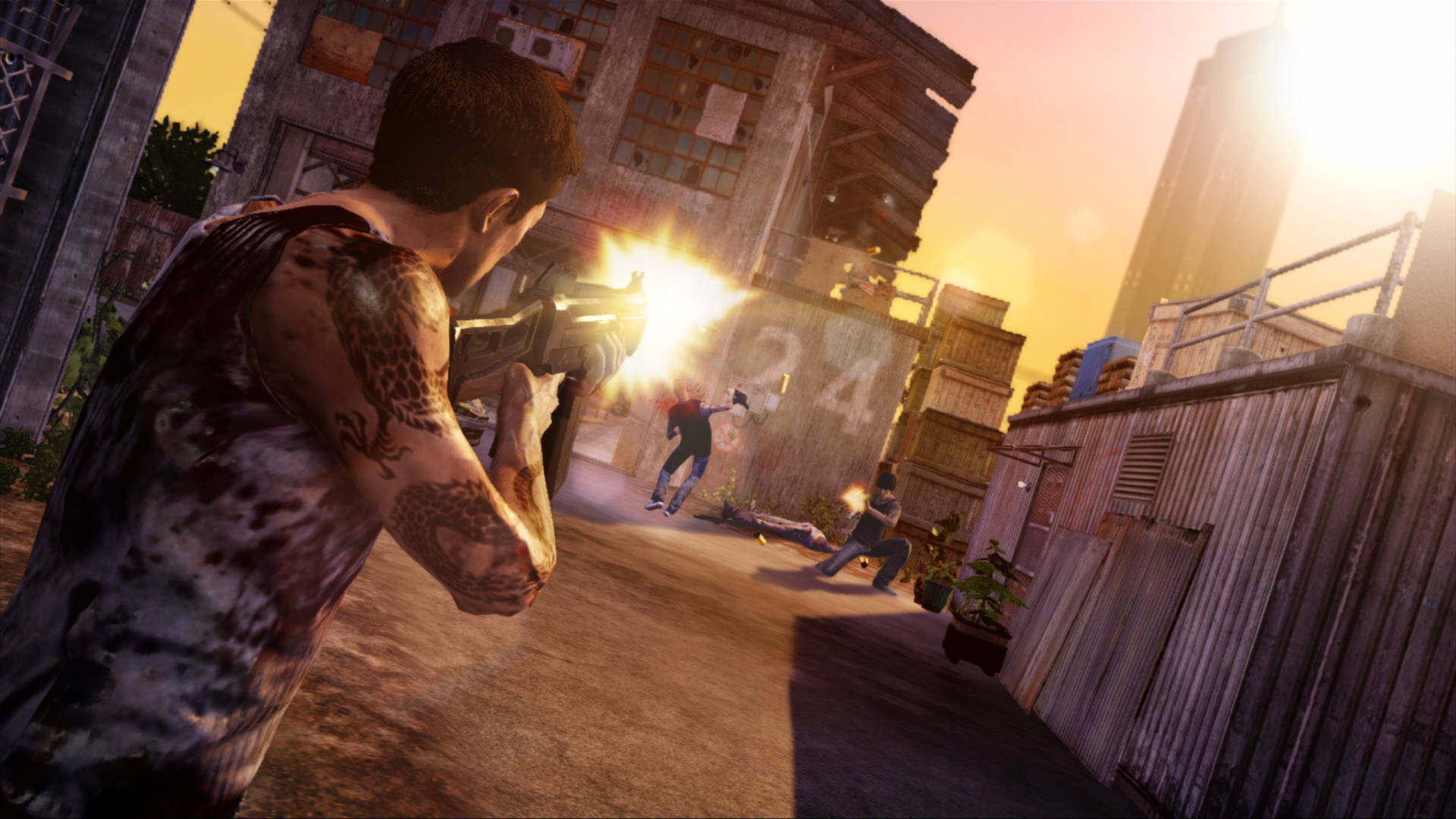 《Sleeping Dogs》遊戲槍戰 壁紙 — 一名紋身男子在骯髒的城市小巷中開槍，爆炸照亮了夕陽的天空。