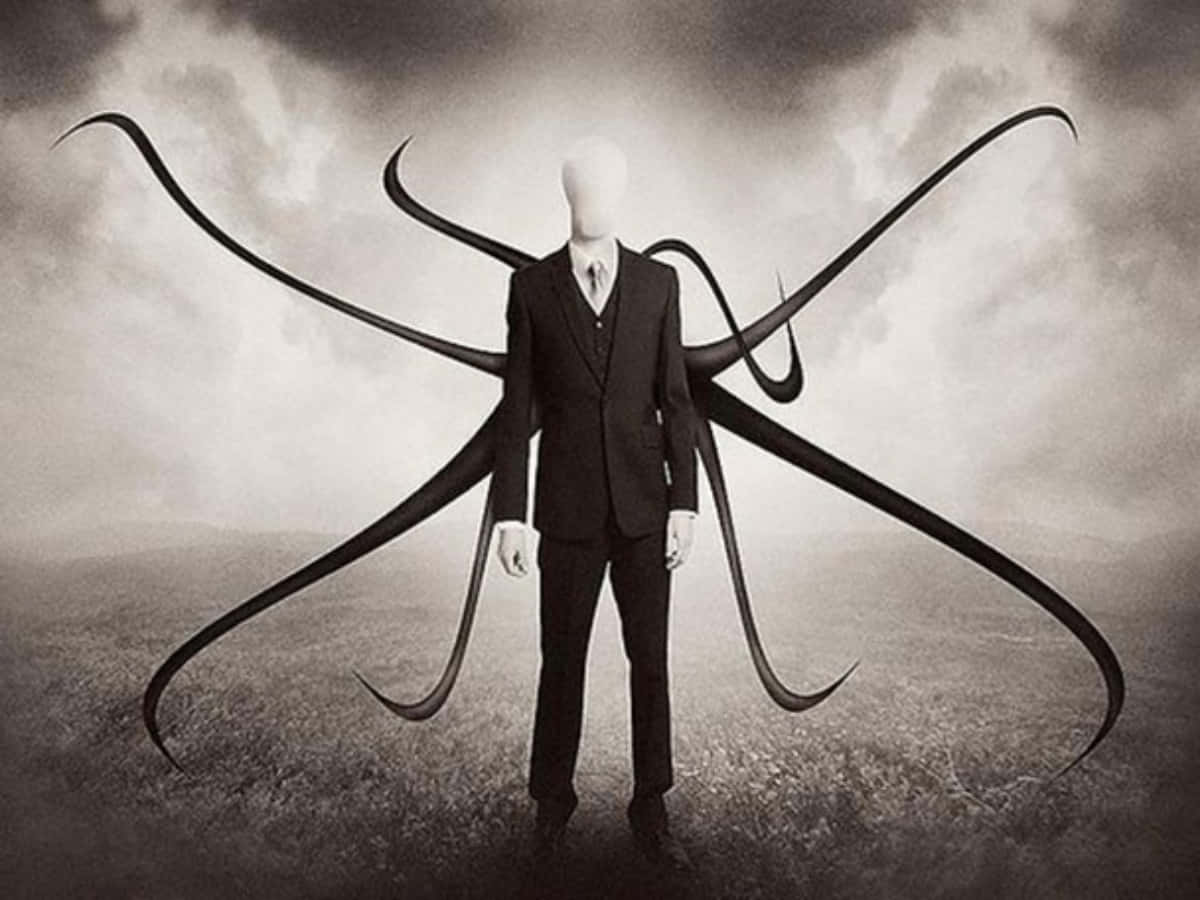 Slender Man田野中恐怖觸手圖片 壁紙 — 一個穿著西裝的無面人形站在荒涼的田野中，長長的黑色觸手從它的背部延伸出來，映襯著暴風雨的天空。