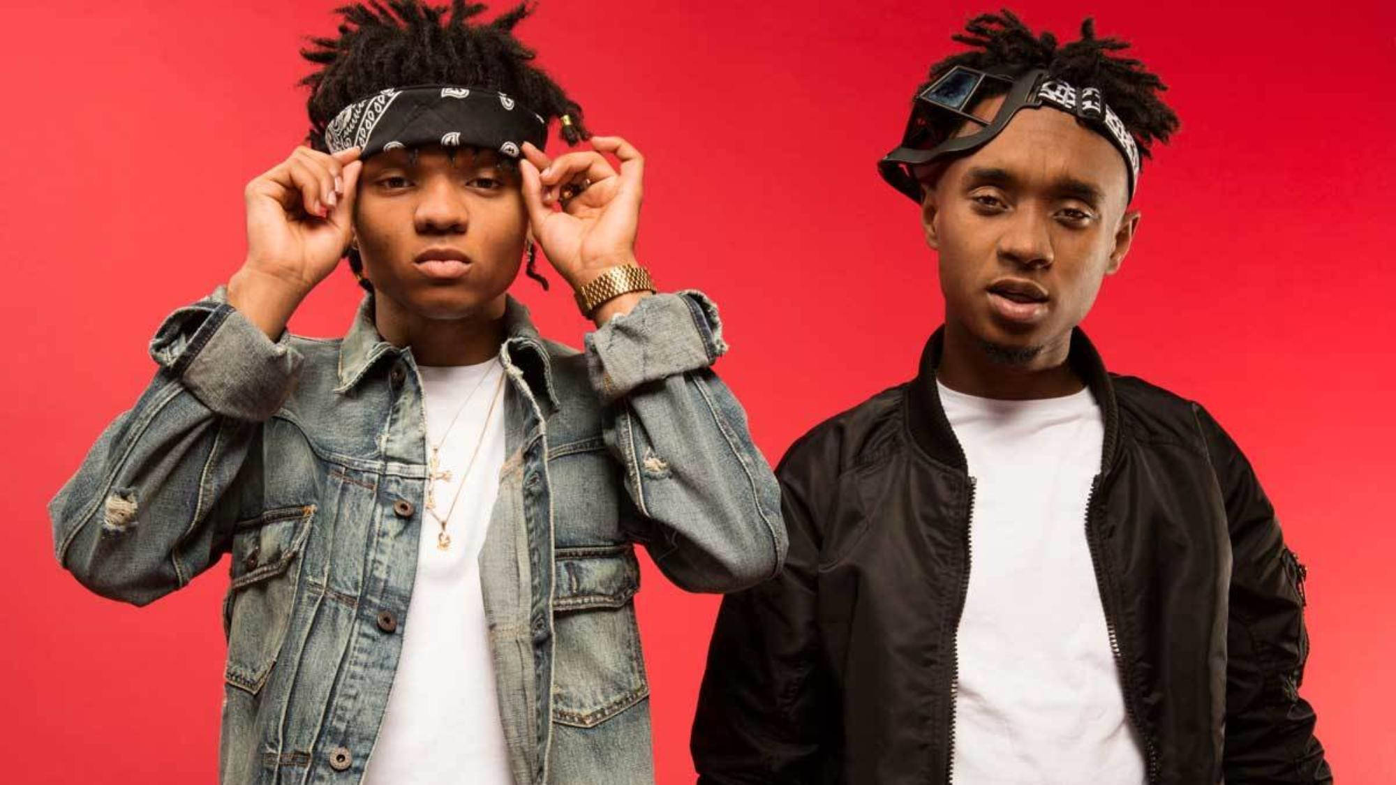 Slim Jimmy 與 Swae Lee 壁紙 — 兩位時尚年輕男子在鮮紅色背景前自信擺姿勢，一人調整頭巾，另一人戴著護目鏡。