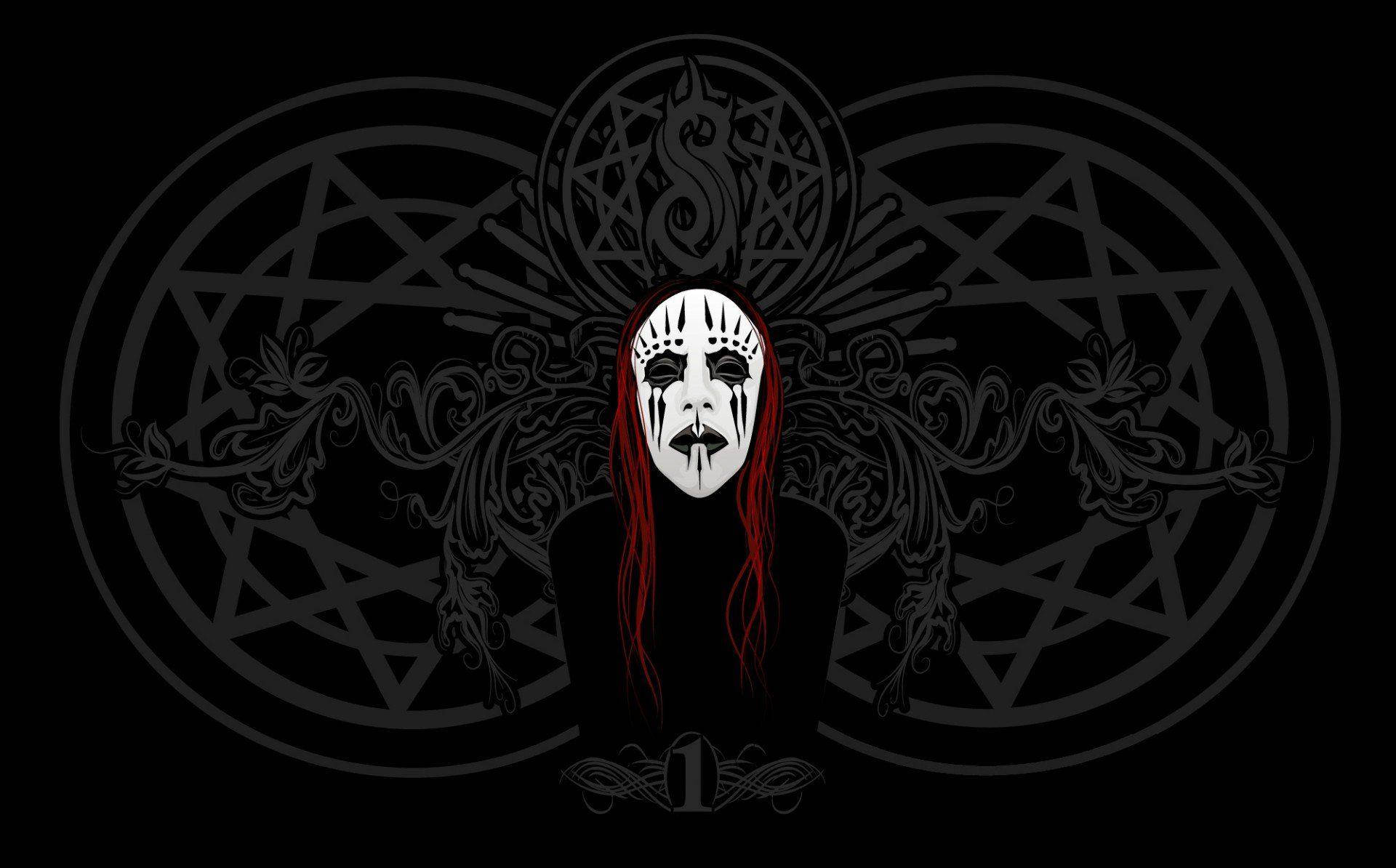 喬伊·喬迪森 Slipknot 星形 壁紙 — 一個戴著白色華麗面具、紅髮的人物，站在深色背景上複雜的黑色五角星符號前。