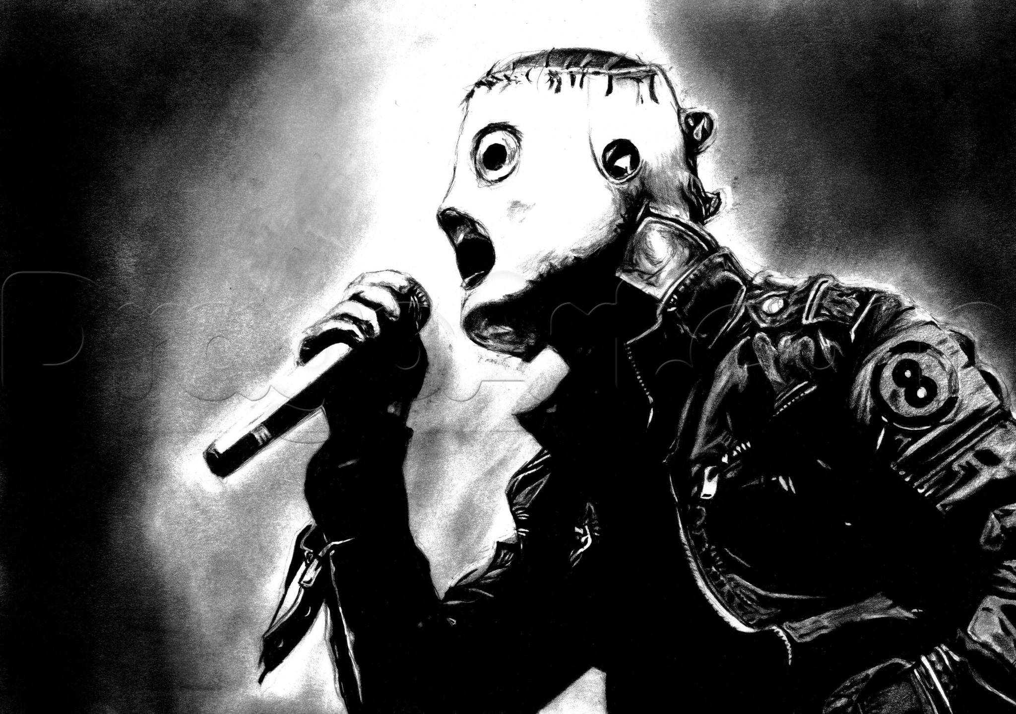 Slipknot 成員 Sid 唱歌於麥克風前 壁紙 — 一個令人難忘的黑白插圖，描繪一個戴面具、穿皮褸的人物在戲劇性的舞台燈光下對著咪高峰尖叫。