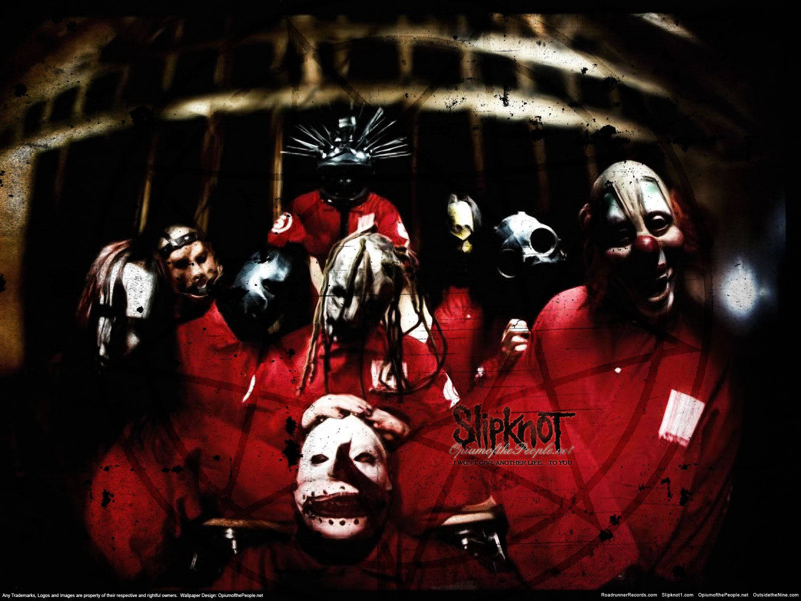 Slipknot 成員紅衣魚眼效果壁紙 壁紙 — 七名戴面具的樂隊成員身穿紅色連身衣，在黑暗、粗獷、籠子般的環境中，在戲劇性的燈光下威風凜凜地站立。