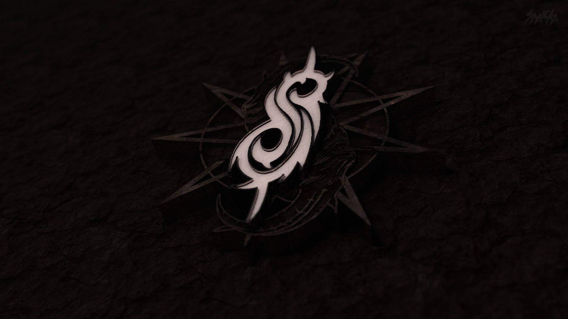 Slipknot 最簡約標誌壁紙 壁紙 — 一個發光的白色風格化S符號帶有角，放置在黑暗紋理表面的指南針玫瑰上。