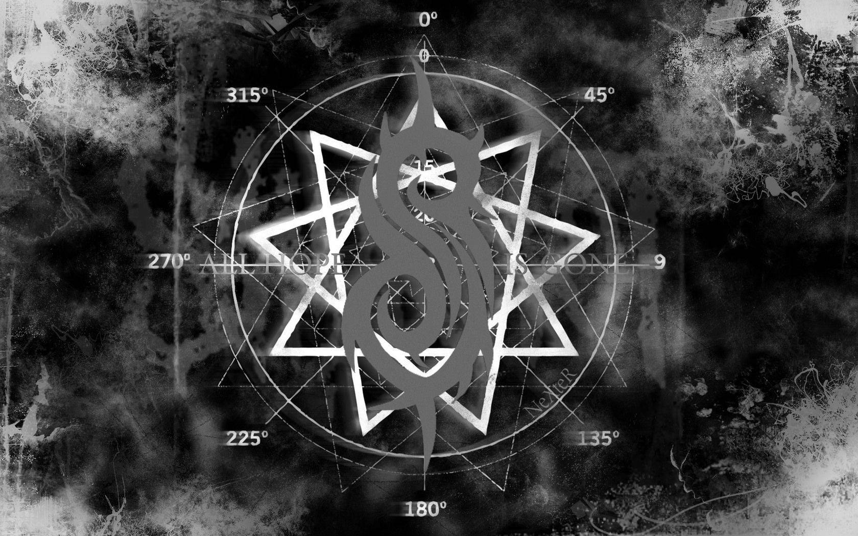 Slipknot 標誌於煙霧九芒星 壁紙 — 一個單色神秘符號，包含一條盤繞的蛇和幾何星形，背景為粗糙紋理。