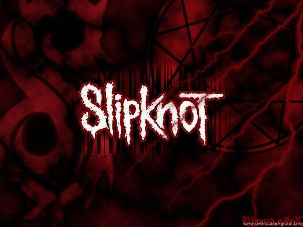Slipknot 標誌於紅色背景 壁紙 — 樂隊名稱 Slipknot 以鋸齒狀白色字體出現在深紅色背景上，帶有神秘符號和閃電效果。