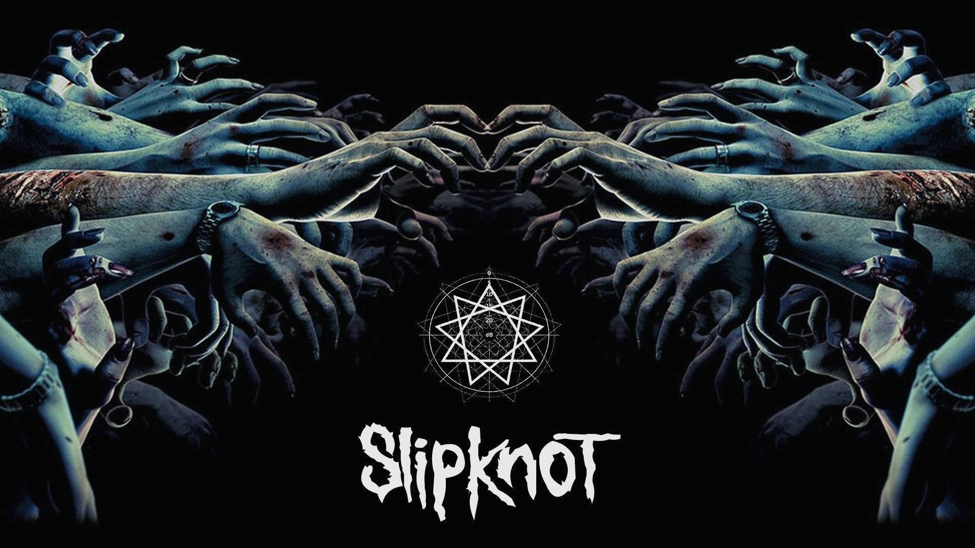 Slipknot 標誌的戲劇性呈現 壁紙 — 數十隻蒼白、帶有疤痕和紋身的手從黑暗中向內伸出，形成一個對稱的心形，圍繞著一個幾何符號。
