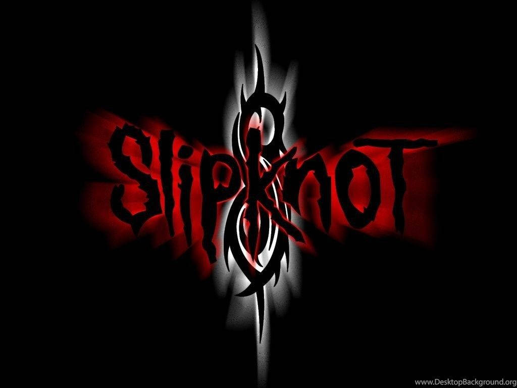 Slipknot 標誌與樂隊名稱壁紙 壁紙 — Slipknot 樂隊標誌在漆黑背景上閃耀著火紅和亮白的光芒。
