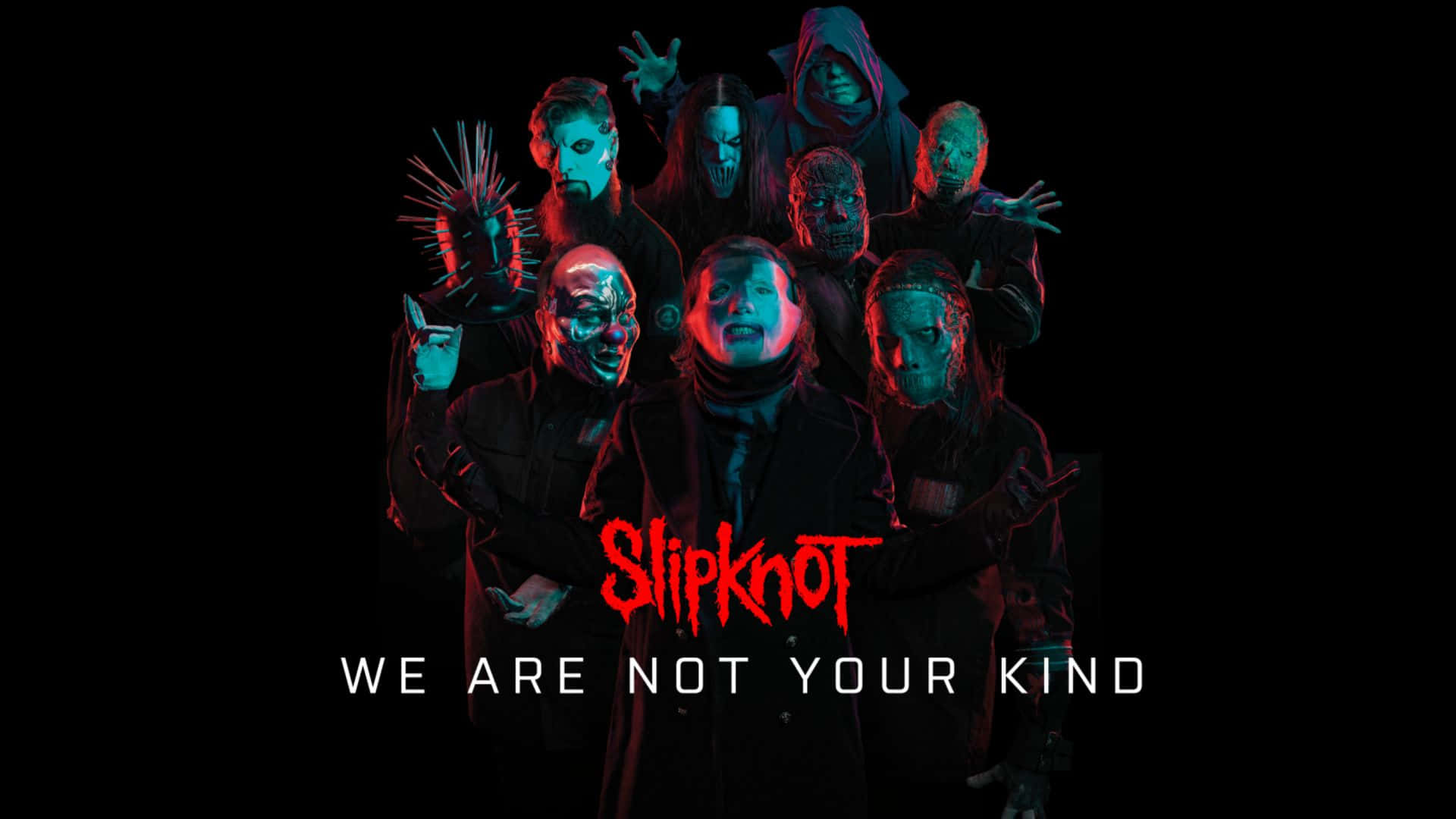 Slipknot桌面「我們不是你們那一種」 壁紙 — 一群戴著面具的音樂家穿著深色衣服，在黑色背景上被紅色和藍色燈光照亮。