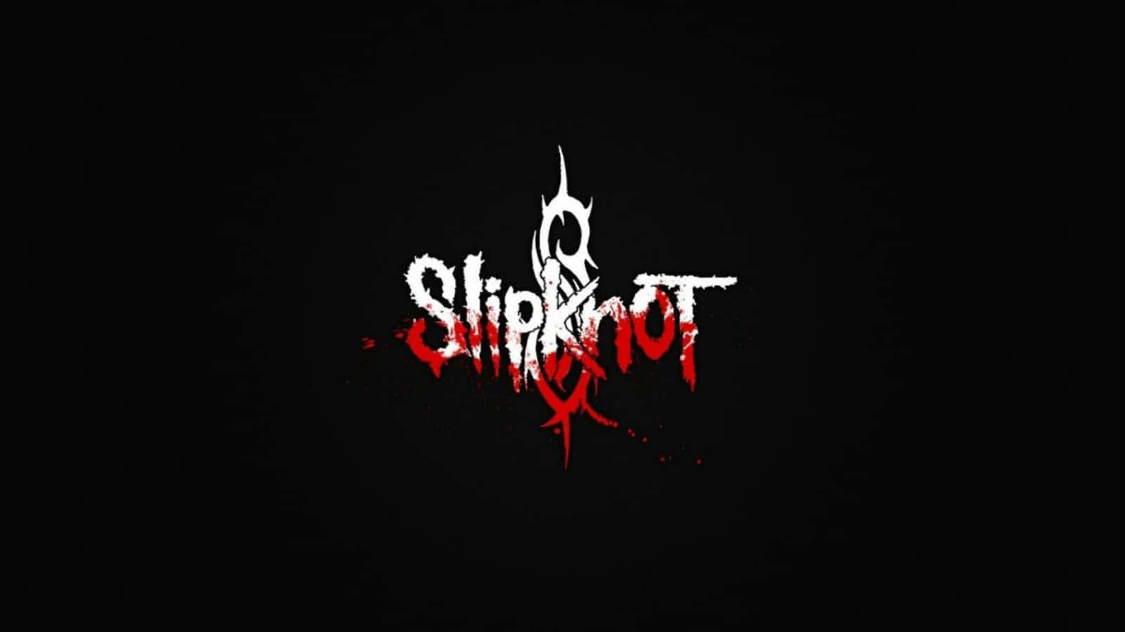 Slipknot桌面壁紙 壁紙 — Slipknot 樂隊標誌以鋸齒狀白色和紅色飛濺字體居中顯示在純黑色背景上。