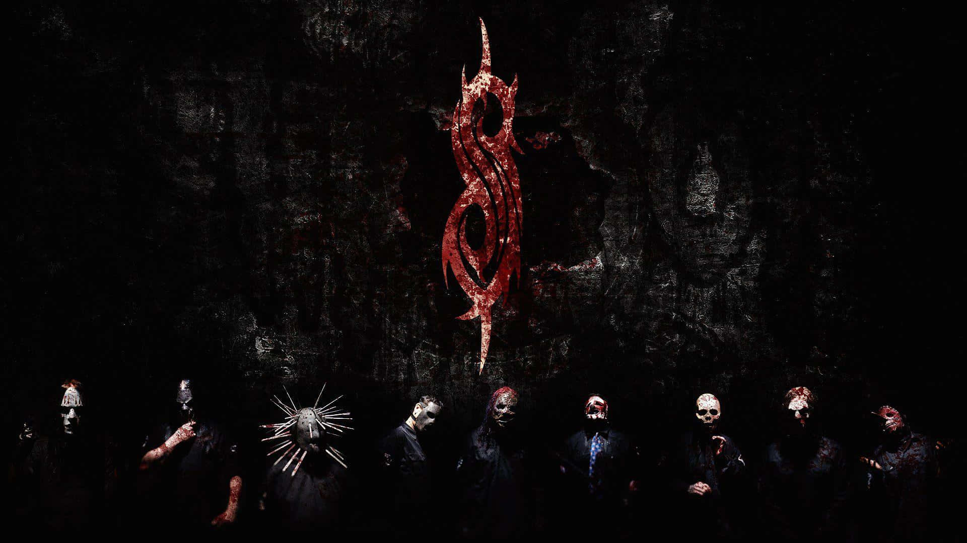 Slipknot桌面血腥標誌 壁紙 — 七個戴面具、身穿深色衣服的人物站在一個刻在黑色石牆上的血紅色惡魔符號前。