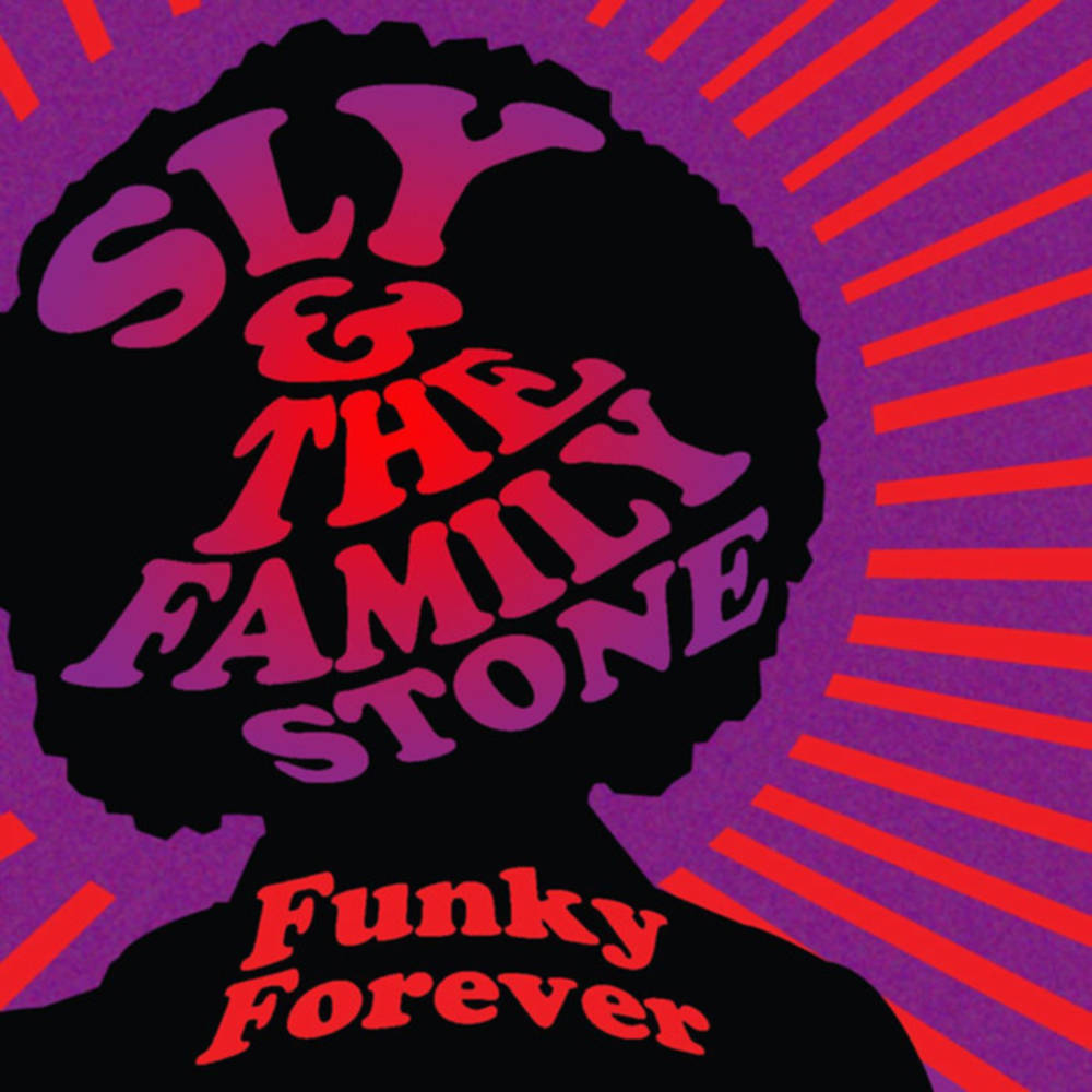 Sly And The Family Stone 圖形藝術 壁紙 — 大膽的迷幻海報，黑色剪影搭配鮮豔粉紅色和紅色文字「Sly & The Family Stone」，背景為紫色和紅色太陽光線。