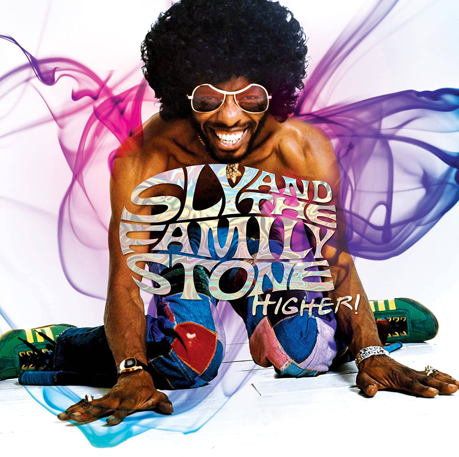 Sly And The Family Stone 數位藝術 壁紙 — 一個快樂的爆炸頭男子戴着太陽眼鏡，在白色背景前微笑，彩色煙霧在他周圍旋轉。