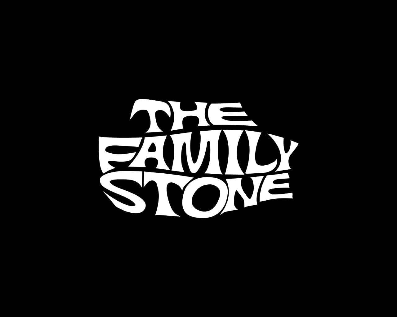 Sly And The Family Stone 圖形文字設計 壁紙 — 粗體白色風格文字「THE FAMILY STONE」顯示在純黑色背景上。