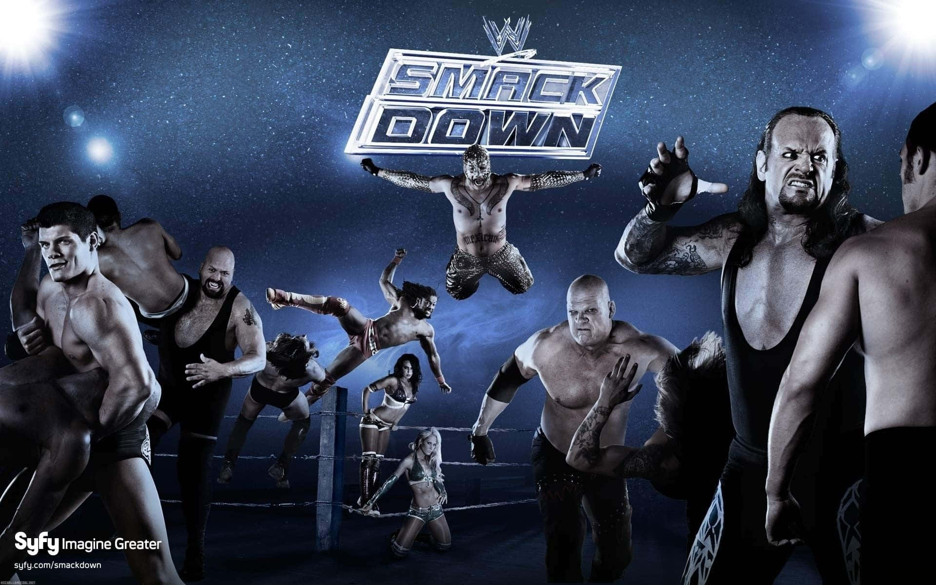 WWE 摔角手在明亮燈光下圍繞擂台擺出動作姿勢，上方有 SmackDown 標誌。
