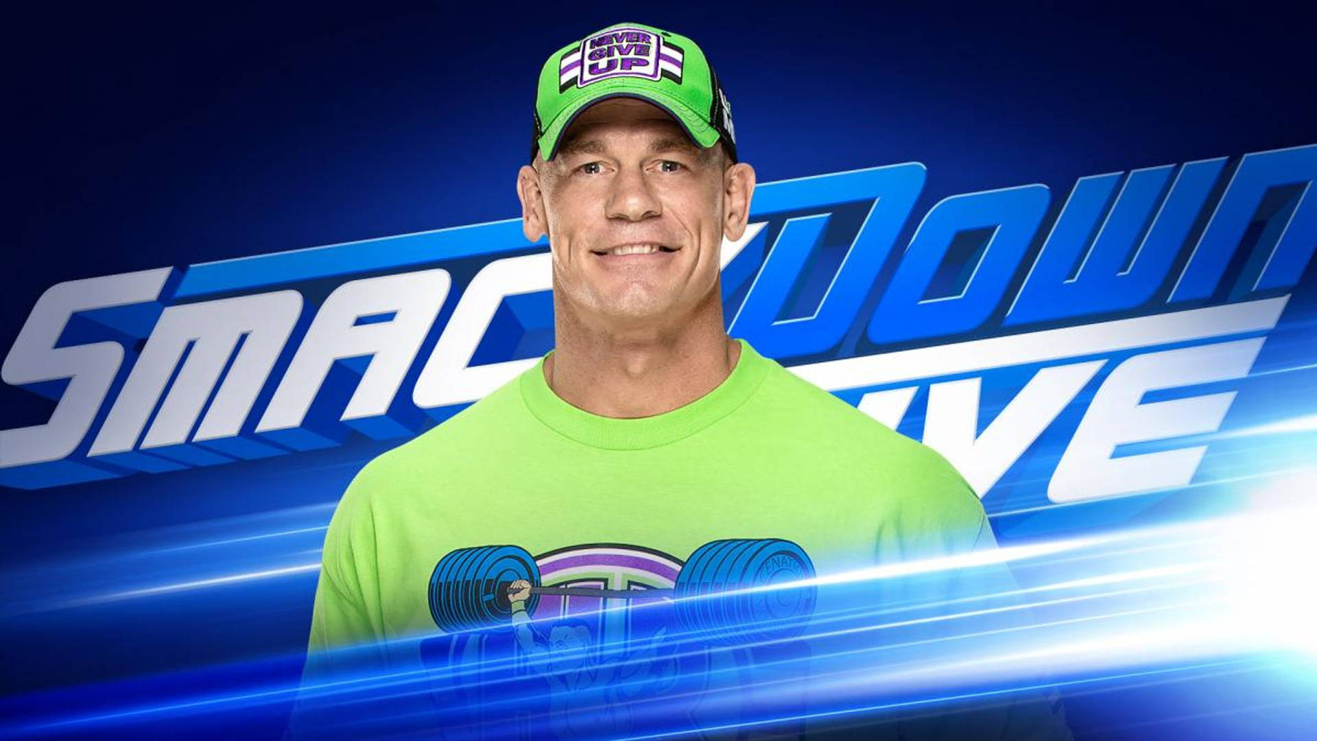WWE摔角手約翰·辛納穿著綠色襯衫和帽子，身後有SmackDown Live標誌。