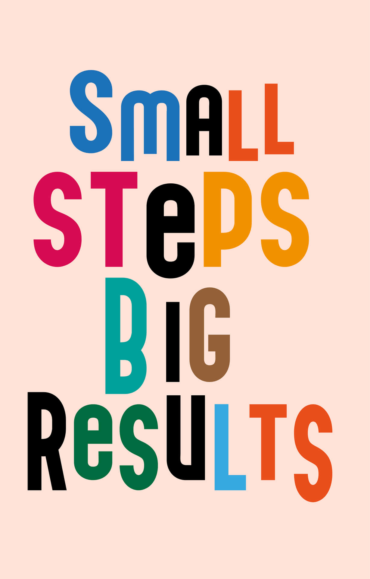 Small Steps Big Results – Minimal Motivation Wallpaper 壁紙 — 大膽多彩的字體在柔和蜜桃色背景上拼出「小步大步成果」。