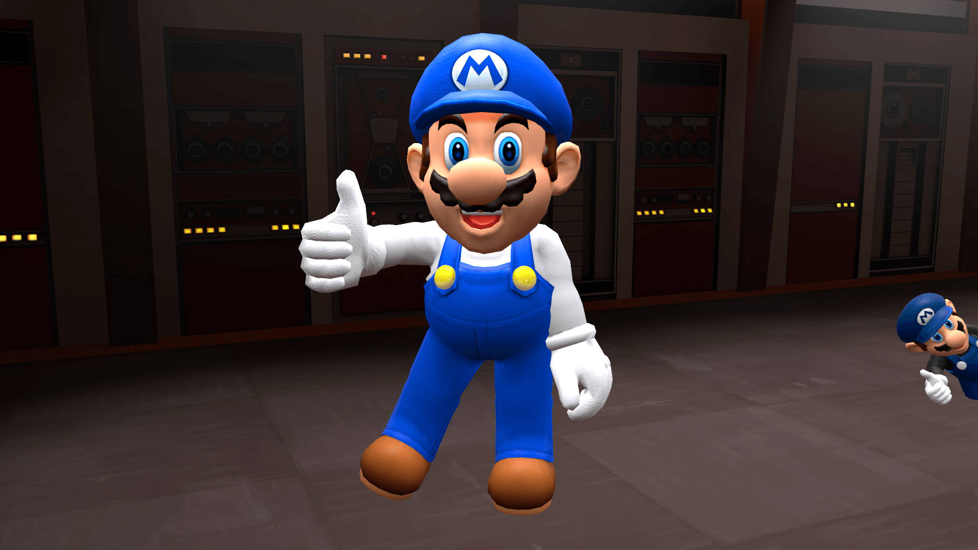 SMG4 馬力歐二人組 壁紙 — 瑪利歐在光線昏暗的控制室中，身後有發光的面板，開心地豎起大拇指。