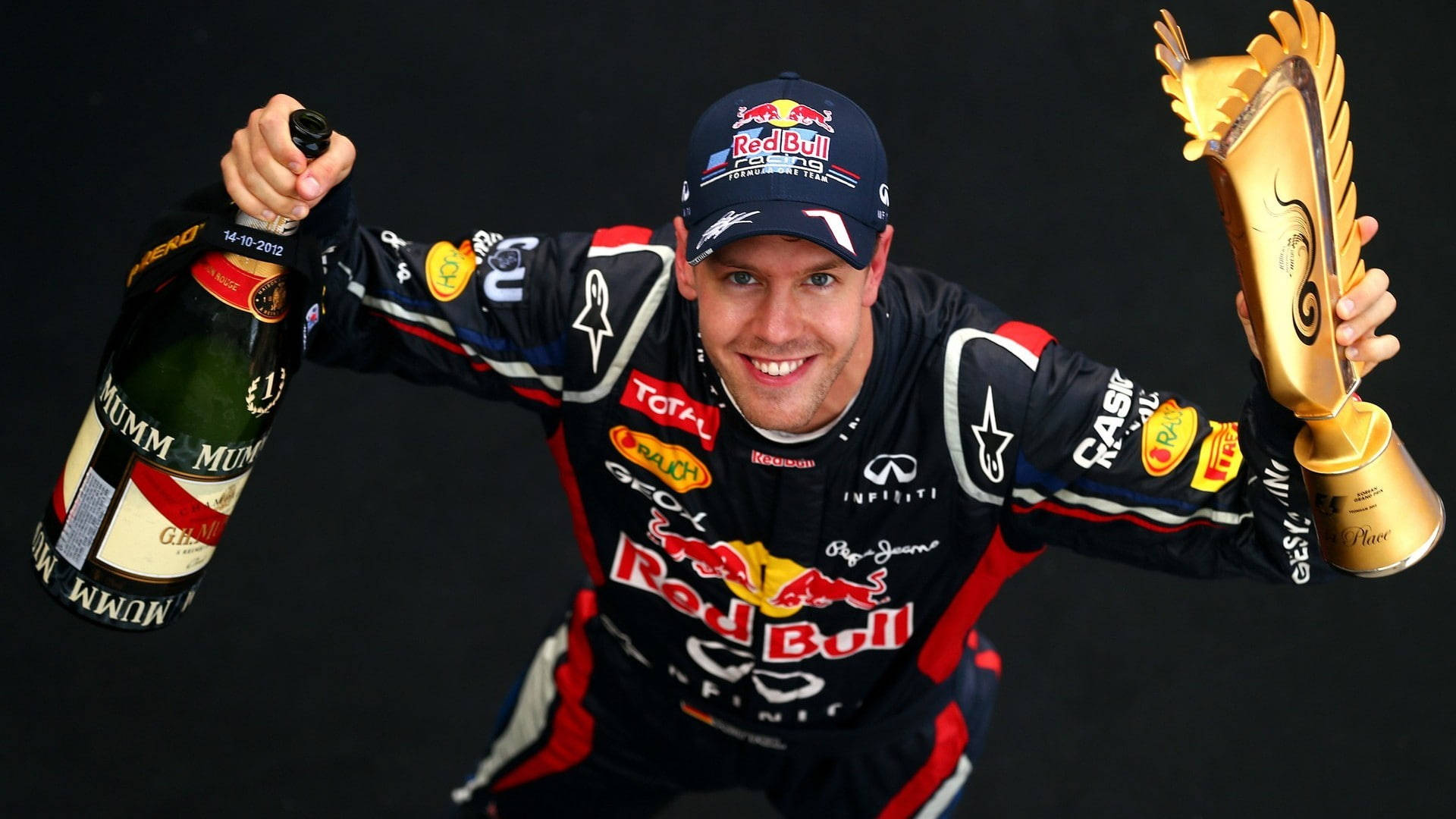 F1車手用獎盃和香檳瓶慶祝勝利。